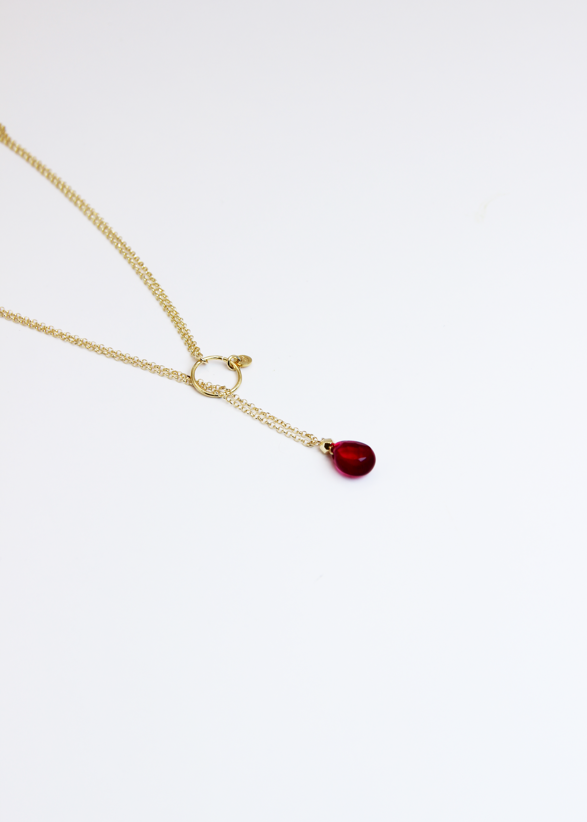 Collana lunga Coraline in argento o argento placcato oro con ciondolo in pietra dura, realizzata artigianalmente da Laura Sciunnach, indossabile lunga o a doppio giro grazie alla catena ad anellini doppia.