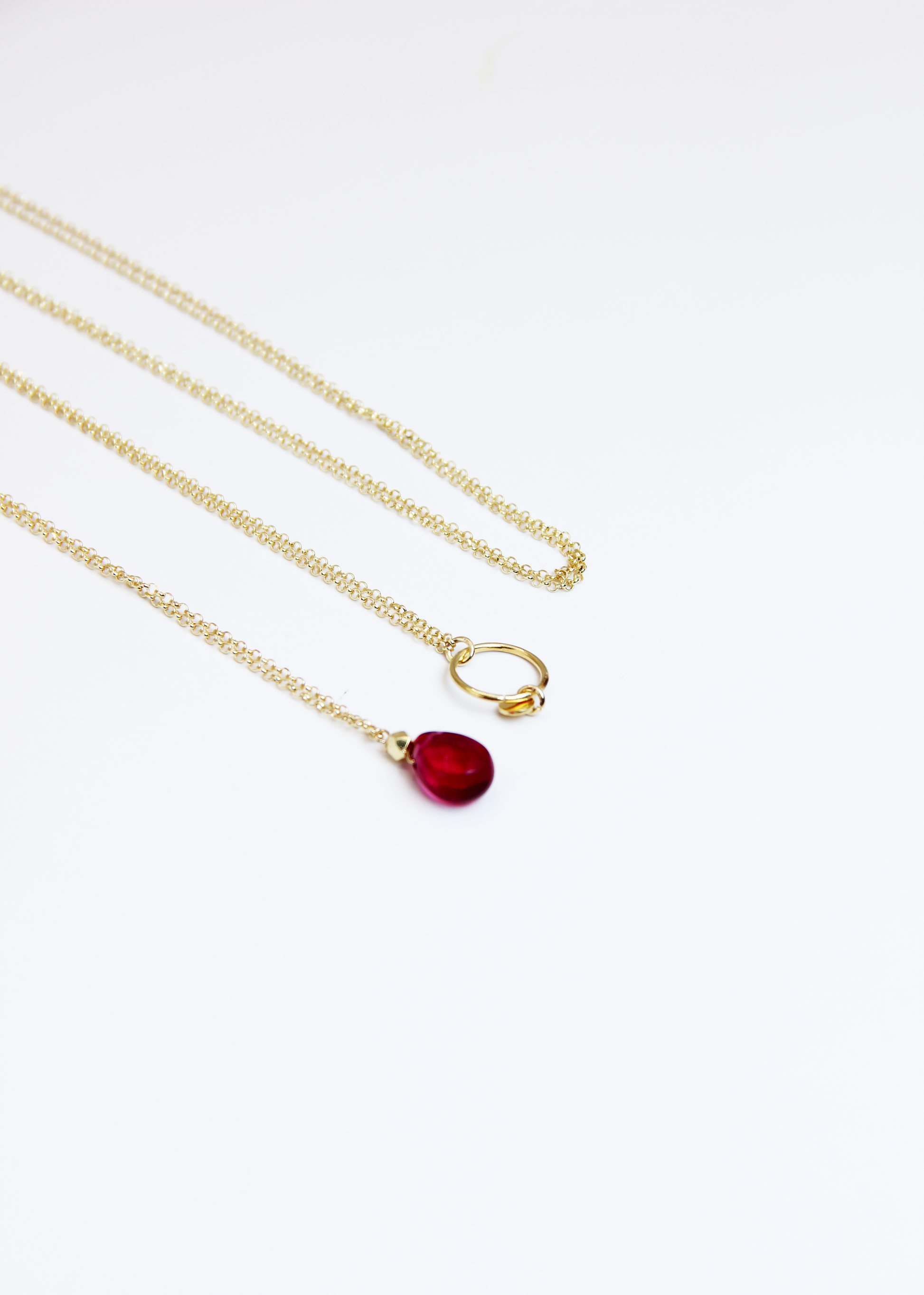 Collana lunga Coraline in argento o argento placcato oro con ciondolo in pietra dura, realizzata artigianalmente da Laura Sciunnach, indossabile lunga o a doppio giro grazie alla catena ad anellini doppia.
