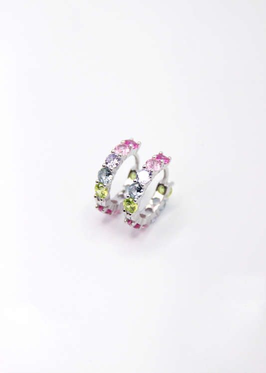 Orecchini hoop in argento con zirconi multicolor, cerchi luminosi dal design elegante con pietre colorate, disponibili in finitura argento, oro e oro rosa, diametro 1,5 cm.