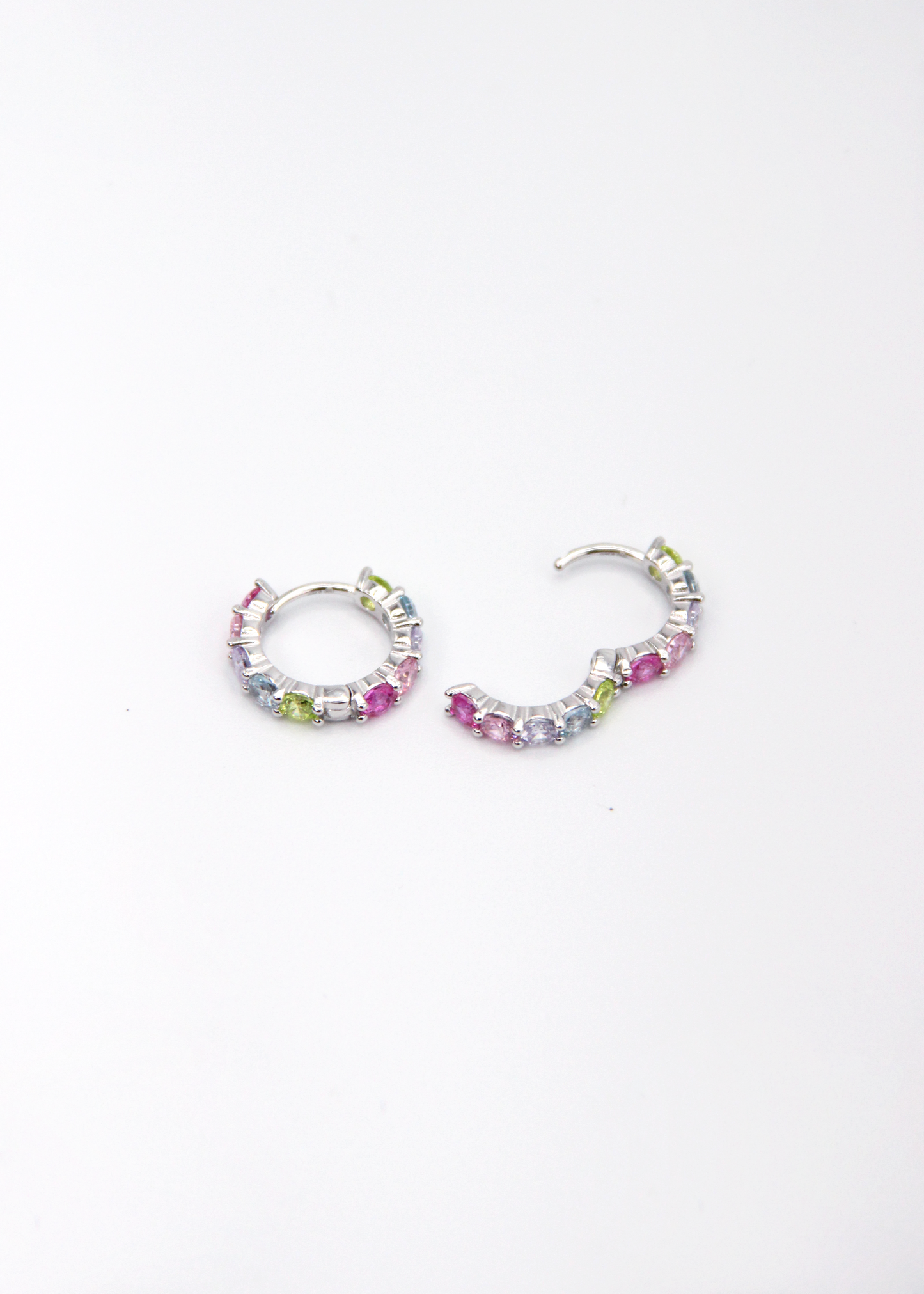 Orecchini hoop in argento con zirconi multicolor, cerchi luminosi dal design elegante con pietre colorate, disponibili in finitura argento, oro e oro rosa, diametro 1,5 cm.