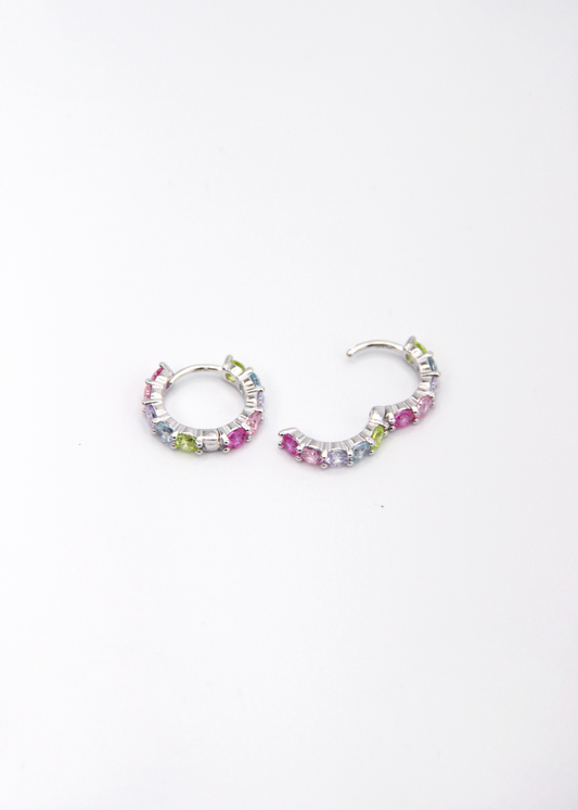Orecchini hoop in argento con zirconi multicolor, cerchi luminosi dal design elegante con pietre colorate, disponibili in finitura argento, oro e oro rosa, diametro 1,5 cm.