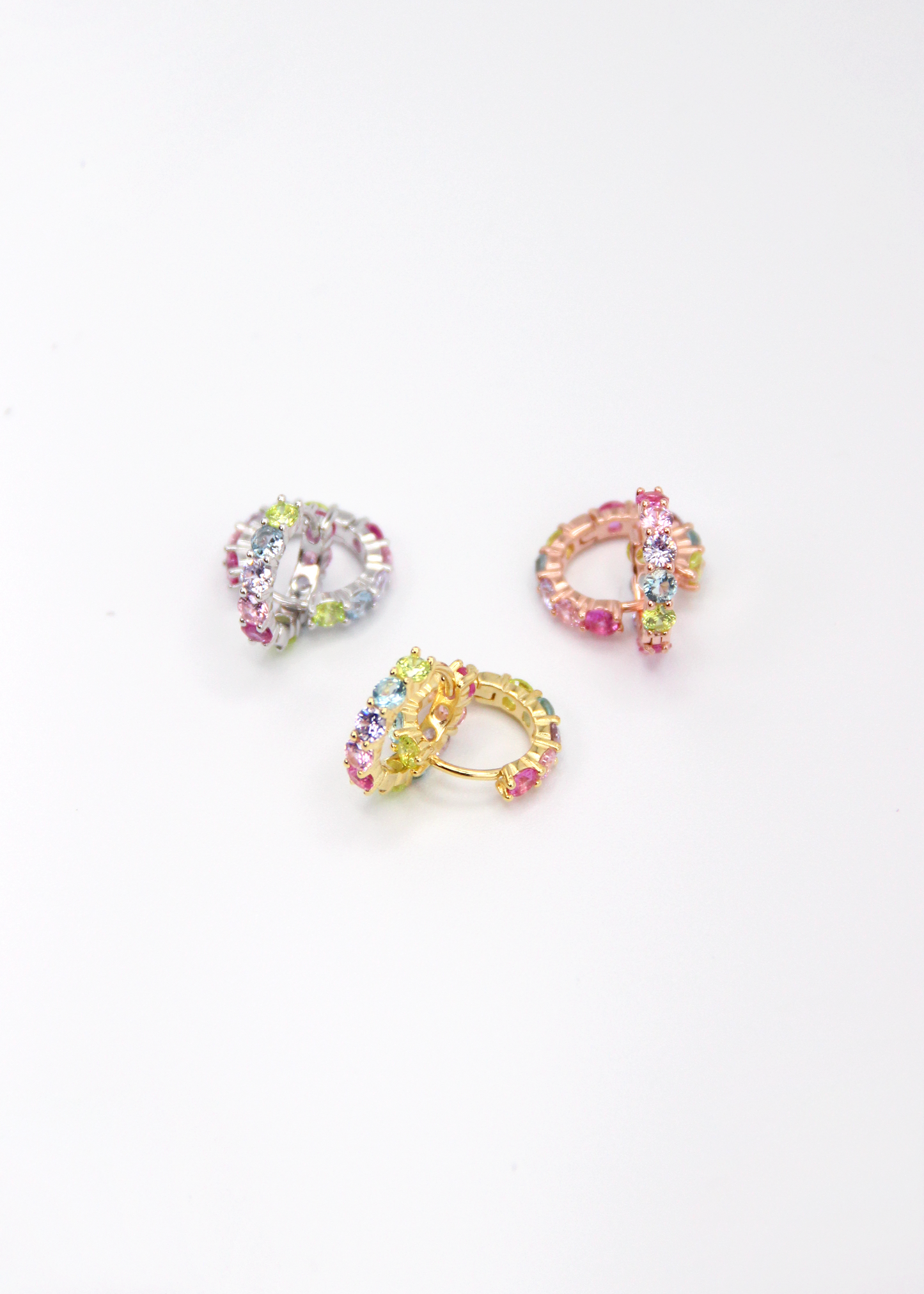 Orecchini hoop in argento con zirconi multicolor, cerchi luminosi dal design elegante con pietre colorate, disponibili in finitura argento, oro e oro rosa, diametro 1,5 cm.