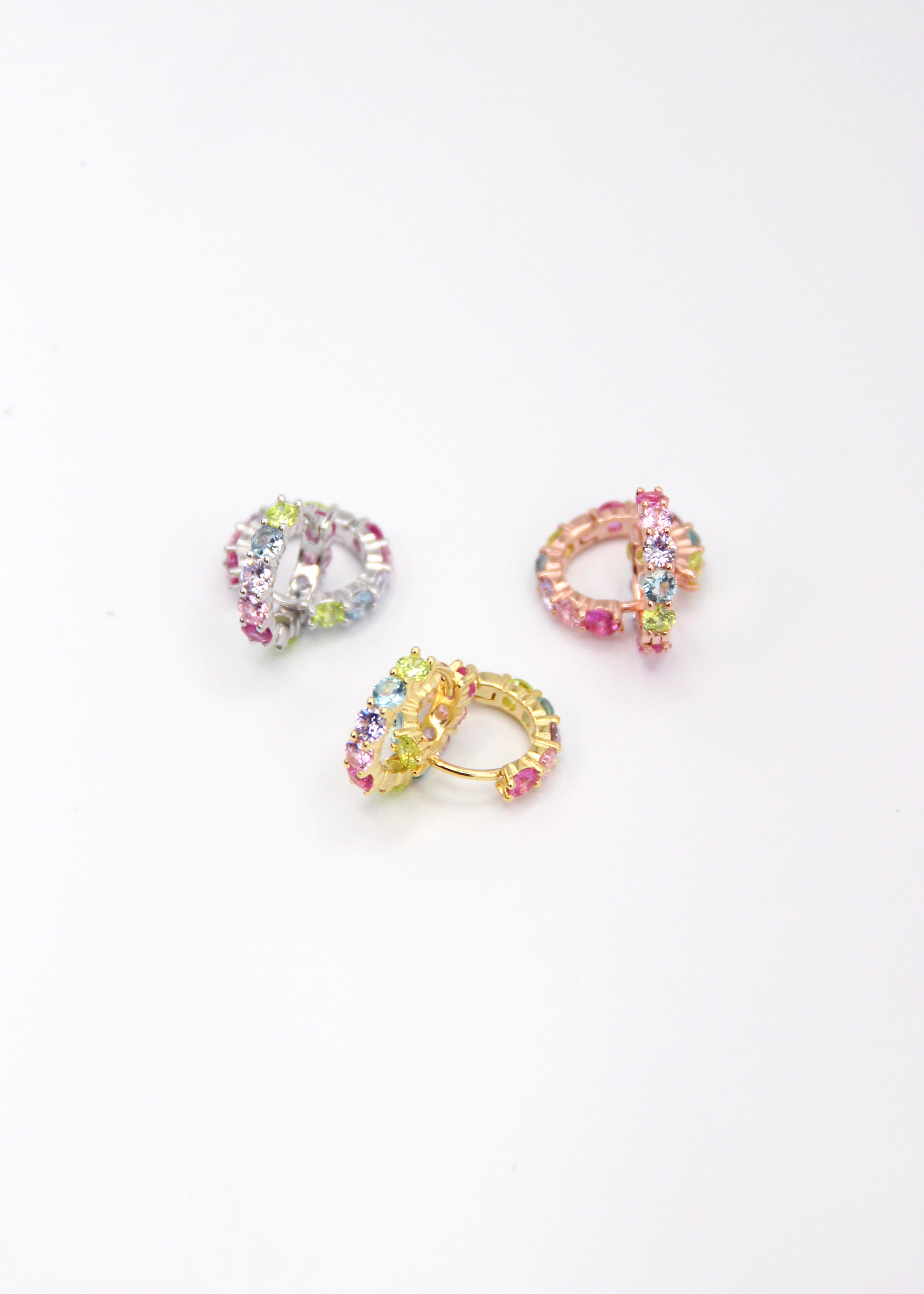 Orecchini hoop in argento con zirconi multicolor, cerchi luminosi dal design elegante con pietre colorate, disponibili in finitura argento, oro e oro rosa, diametro 1,5 cm.