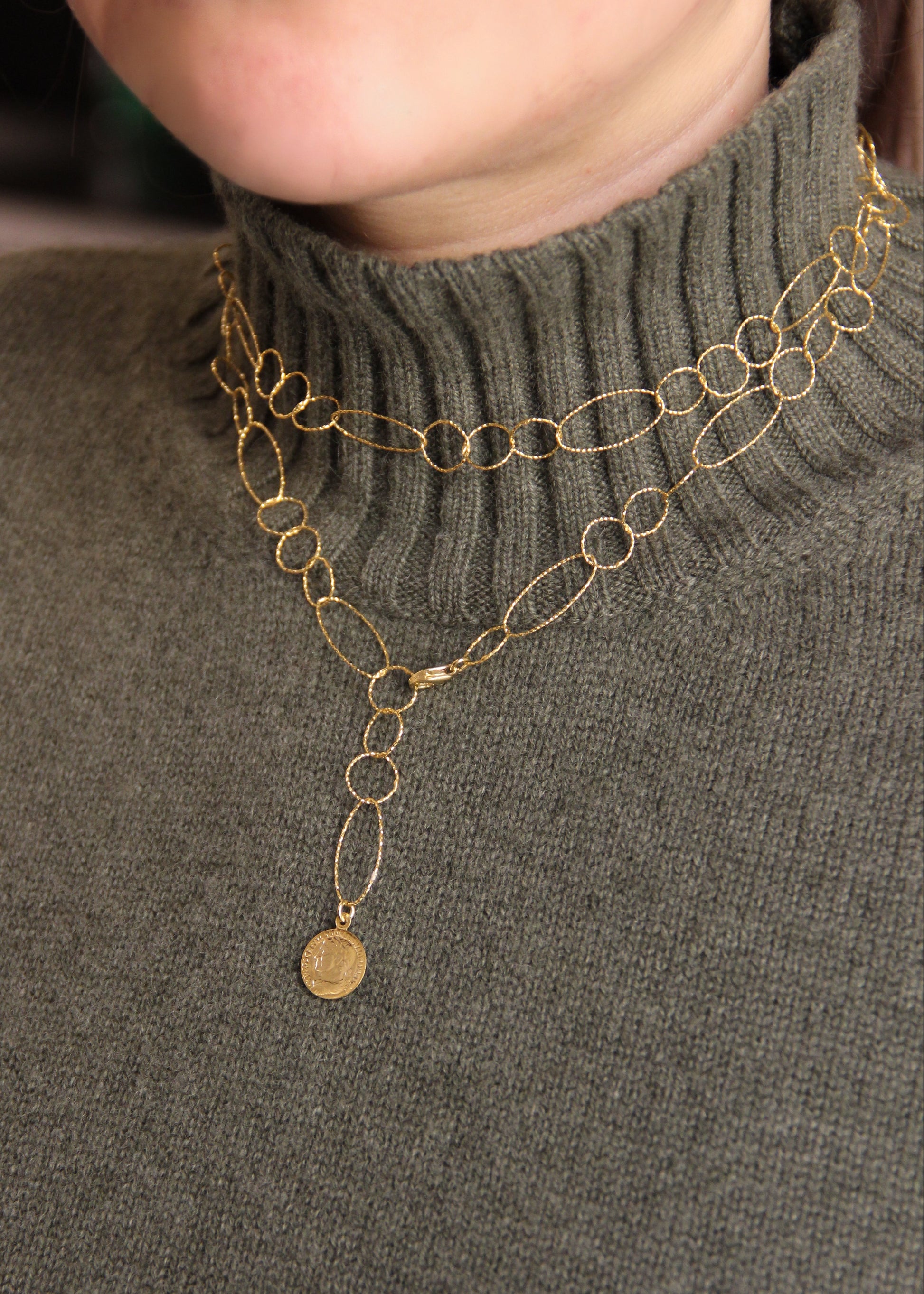 Collana Intreccio Laura Sciunnach lunga in argento placcato oro, maglie irregolari, collana artigianale italiana dal design elegante indossata da donna.