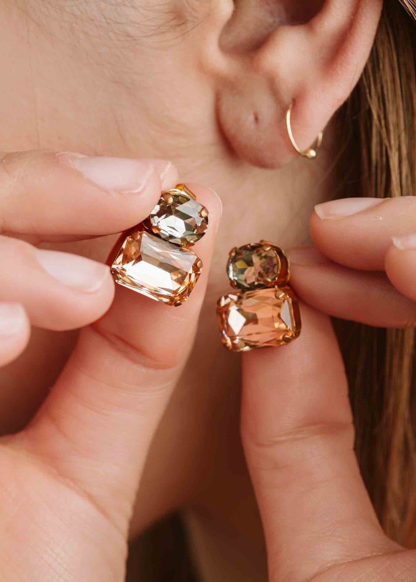 Orecchini Confetti Laura Sciunnach in argento 925 fatti a mano, piccoli e leggeri (3 g), design contemporaneo con dettagli colorati champagne e grigio, chiusura a perno con farfallina, gioielli artigianali made in Italy personalizzabili.