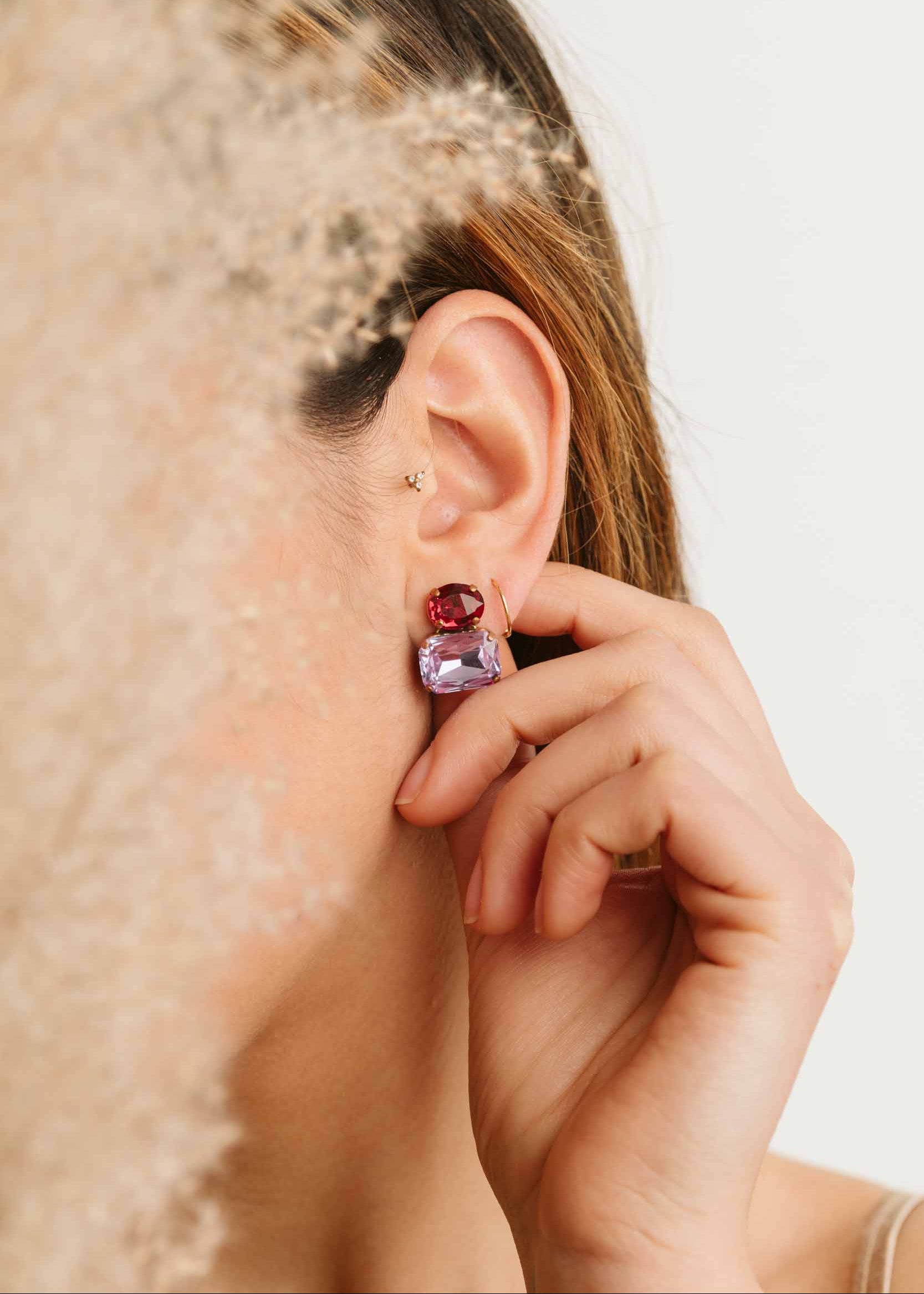 Orecchini Confetti Laura Sciunnach in argento 925 fatti a mano, piccoli e leggeri (3 g), design contemporaneo con dettagli colorati lilla e rosso, chiusura a perno con farfallina, gioielli artigianali made in Italy personalizzabili.