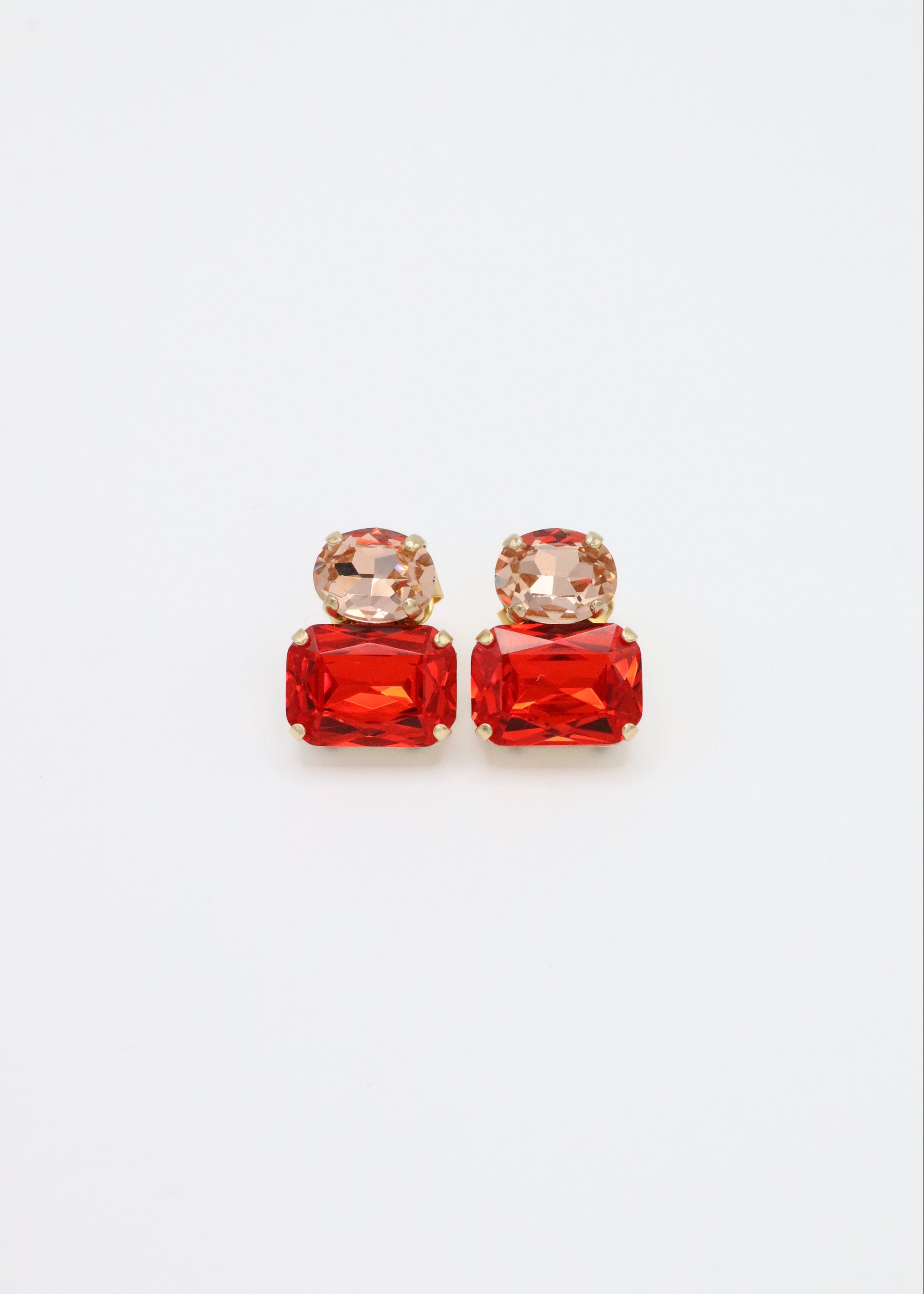 Orecchini Confetti Laura Sciunnach in argento 925 fatti a mano, piccoli e leggeri (3 g), design contemporaneo con dettagli colorati, chiusura a perno con farfallina, gioielli artigianali made in Italy personalizzabili. 