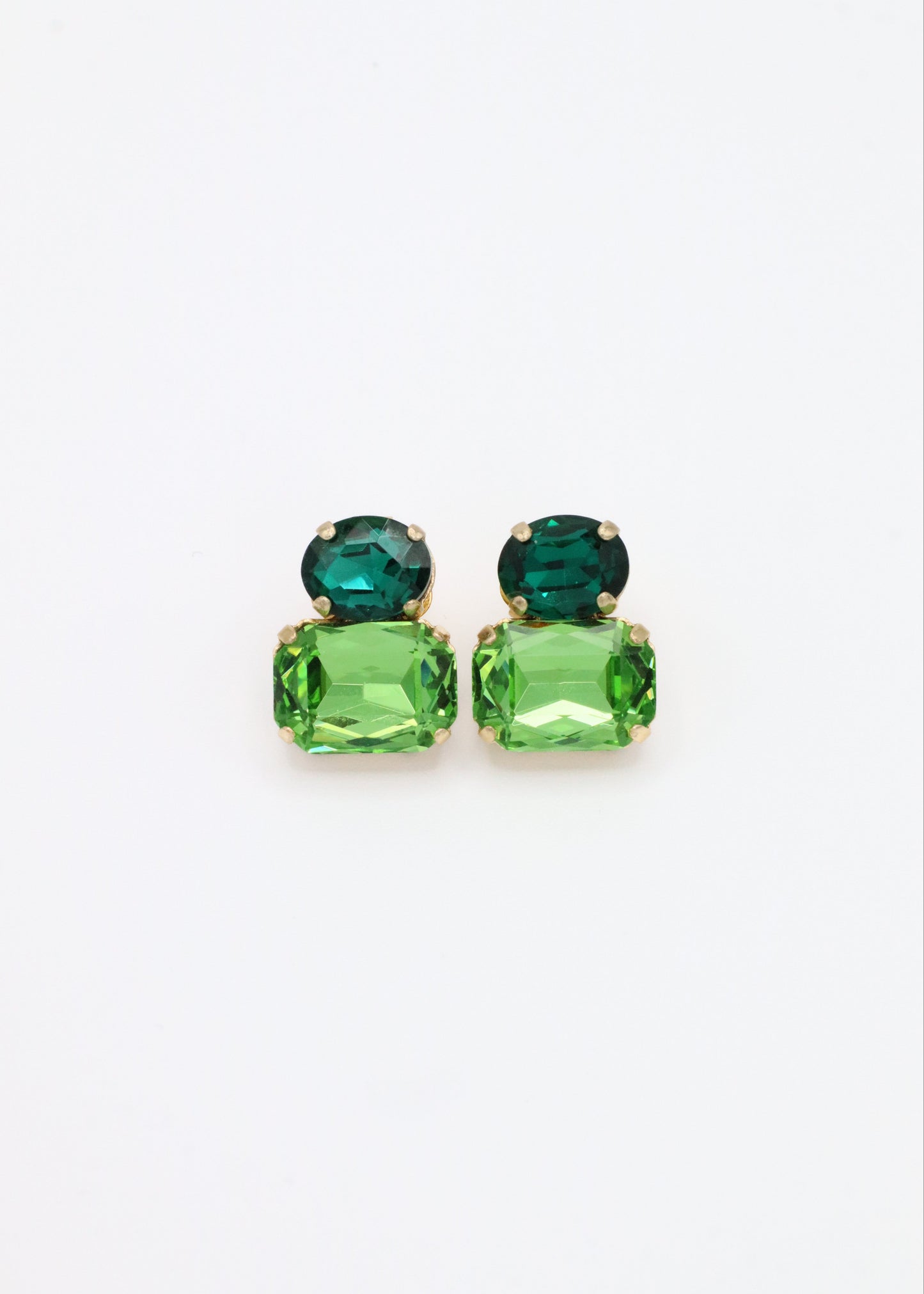 Orecchini Confetti Laura Sciunnach in argento 925 fatti a mano, piccoli e leggeri (3 g), design contemporaneo con dettagli colorati, chiusura a perno con farfallina, gioielli artigianali made in Italy personalizzabili. 