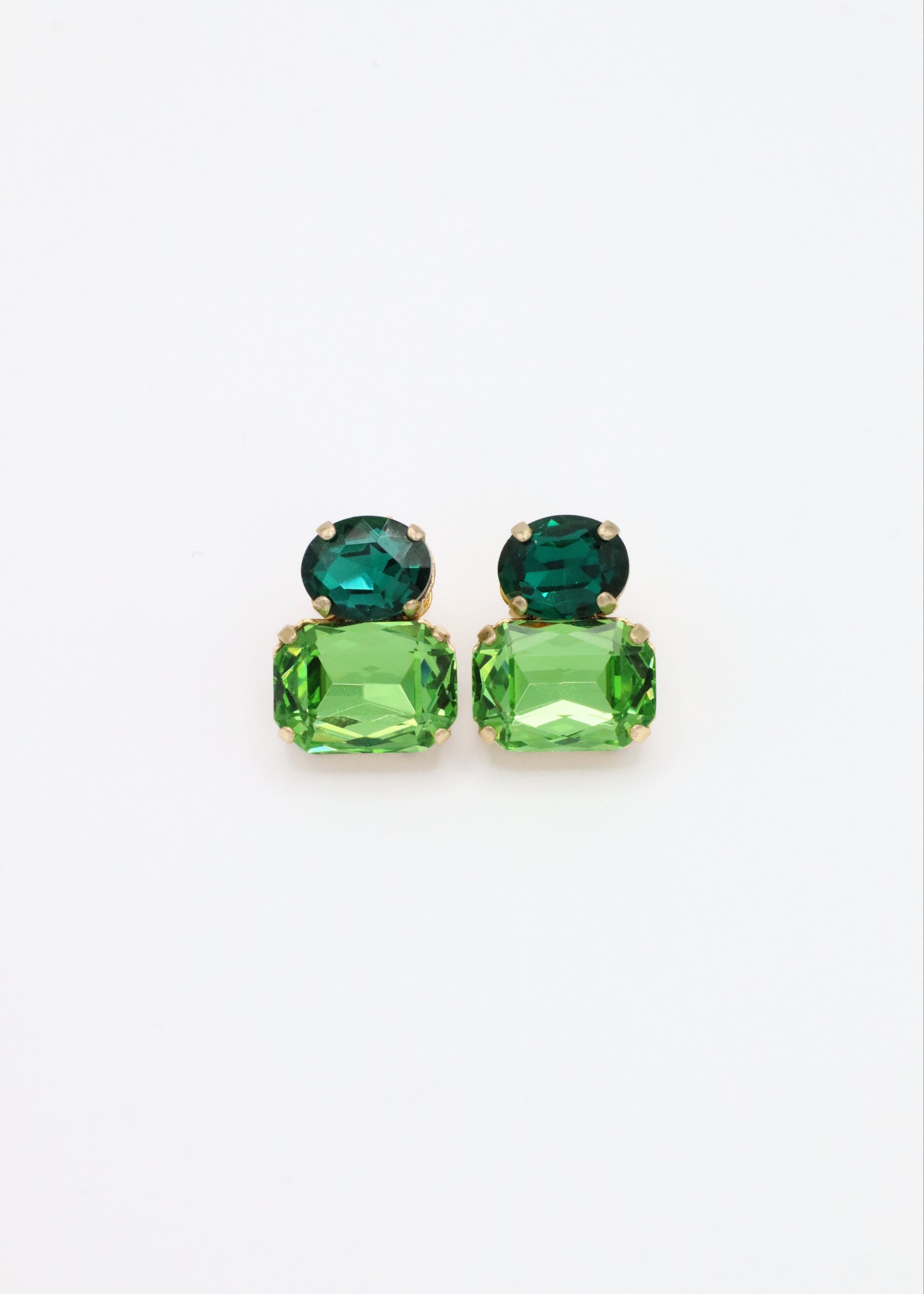 Orecchini Confetti Laura Sciunnach in argento 925 fatti a mano, piccoli e leggeri (3 g), design contemporaneo con dettagli colorati, chiusura a perno con farfallina, gioielli artigianali made in Italy personalizzabili. 