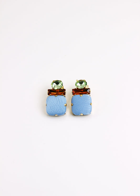Orecchino artigianale Metropolitan modello Roma con bottone quadrato azzurro e cristalli colorati arancione e verde  – design audace, fatto a mano da Laura Sciunnach Bijoux, leggero e personalizzabile, ispirato alla città di Roma.