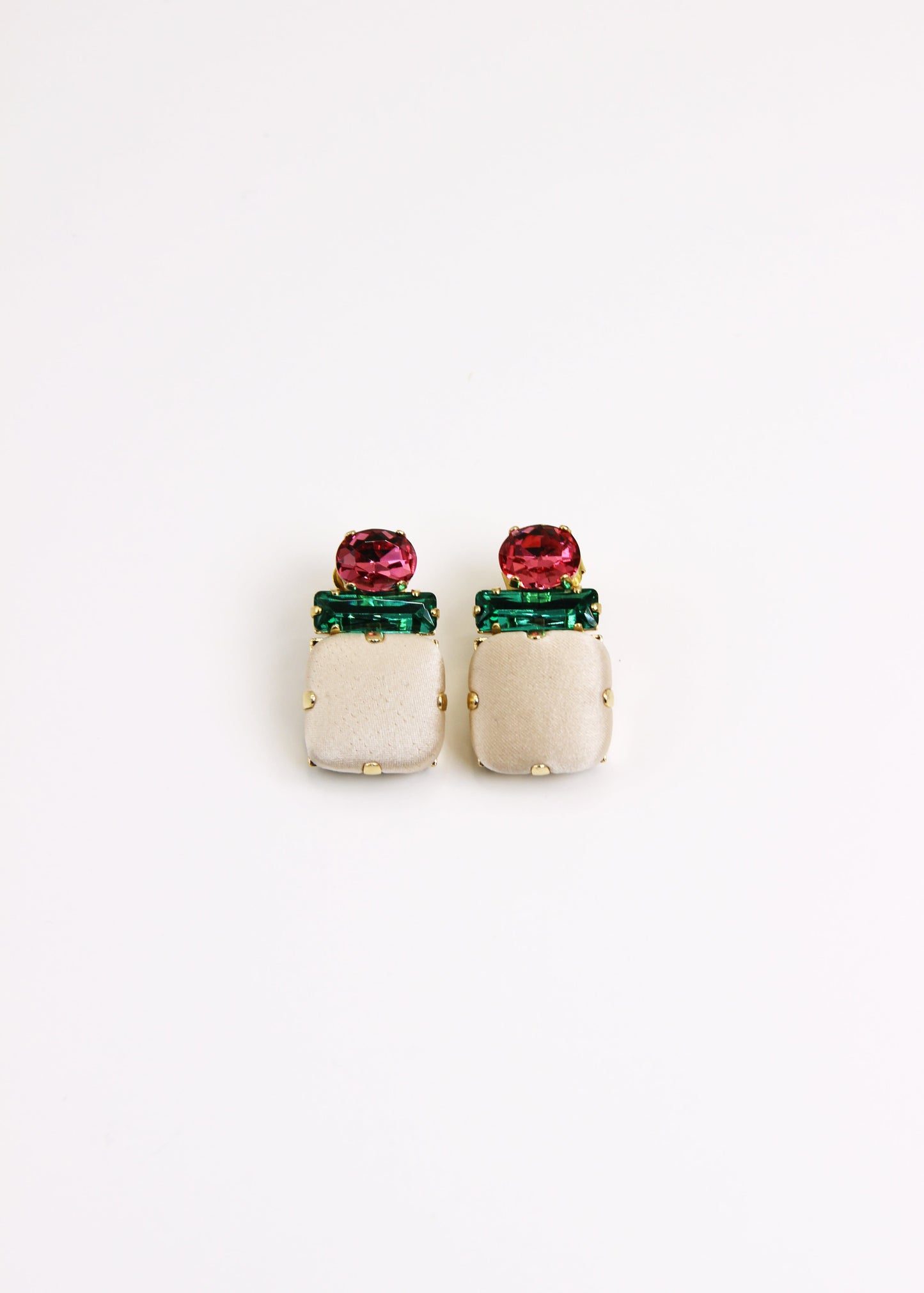 Orecchino artigianale Metropolitan modello Roma con bottone quadrato crema e cristalli colorati verde e fucsia – design audace, fatto a mano da Laura Sciunnach Bijoux, leggero e personalizzabile, ispirato alla città di Roma.