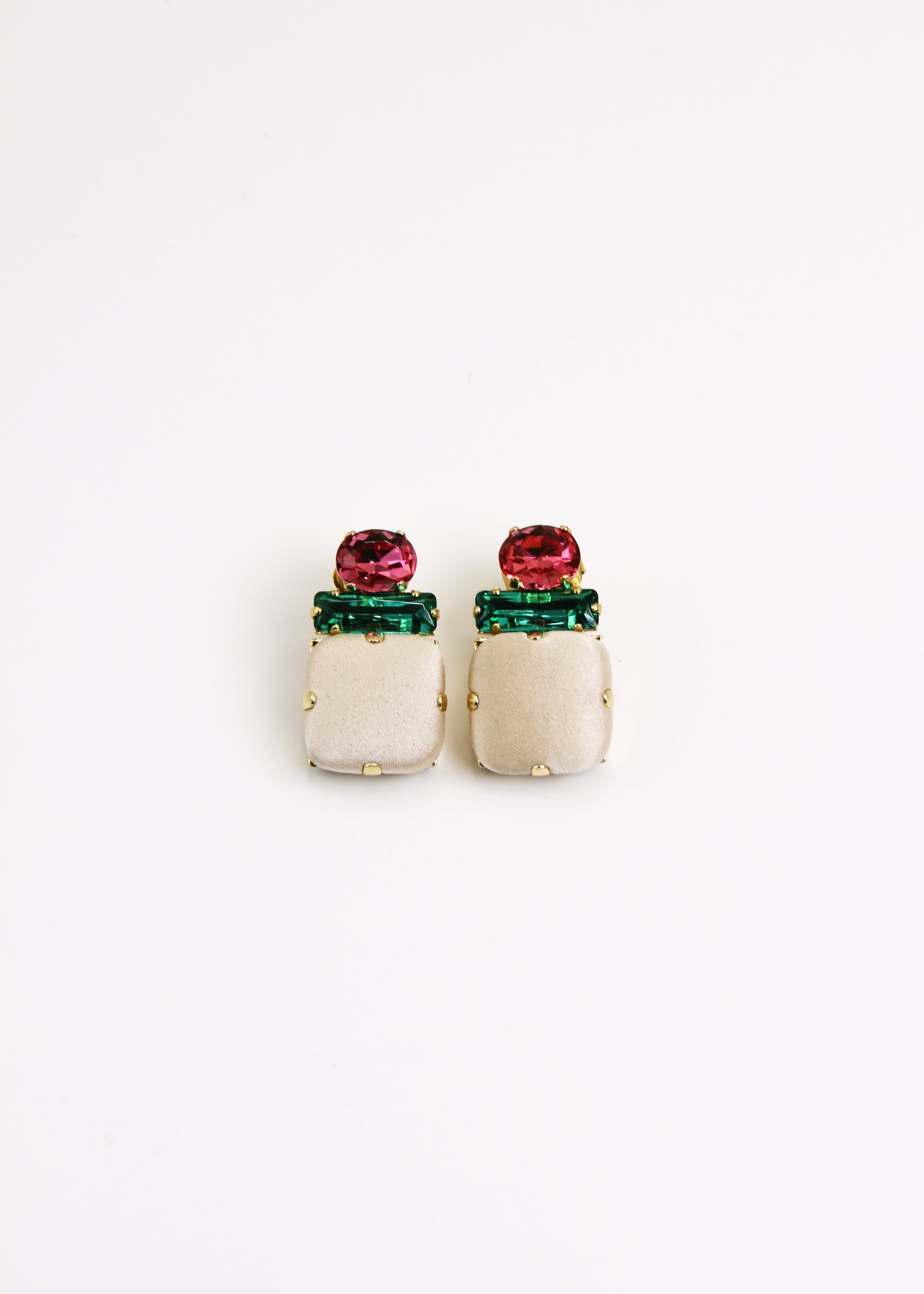 Orecchino artigianale Metropolitan modello Roma con bottone quadrato crema e cristalli colorati verde e fucsia – design audace, fatto a mano da Laura Sciunnach Bijoux, leggero e personalizzabile, ispirato alla città di Roma.