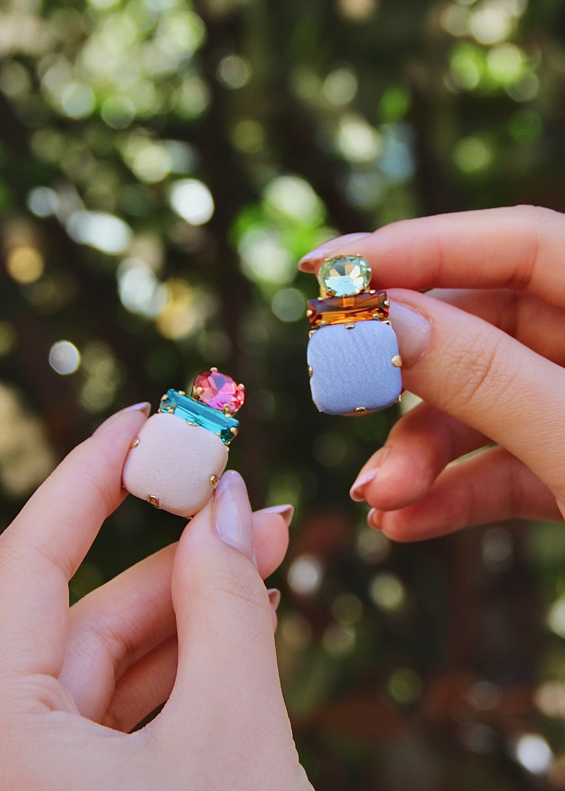 Orecchino artigianale Metropolitan modello Roma con bottone quadrato crema e cristalli colorati verde e fucsia – design audace, fatto a mano da Laura Sciunnach Bijoux, leggero e personalizzabile, ispirato alla città di Roma.