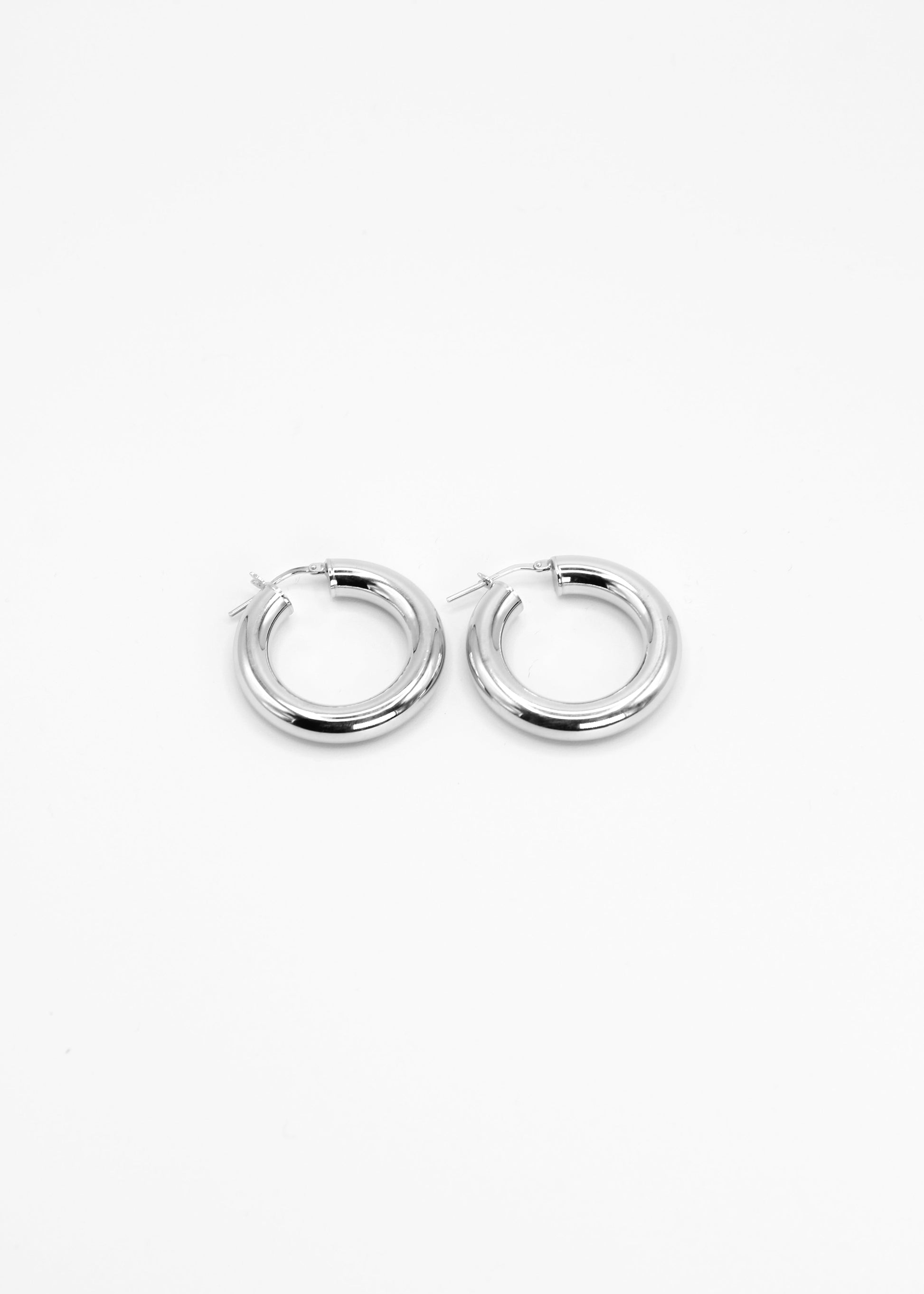 Orecchini a cerchio bombato grande in argento 925 nickel free, leggeri e luminosi, con chiusura a forcella, design moderno ed elegante da donna.