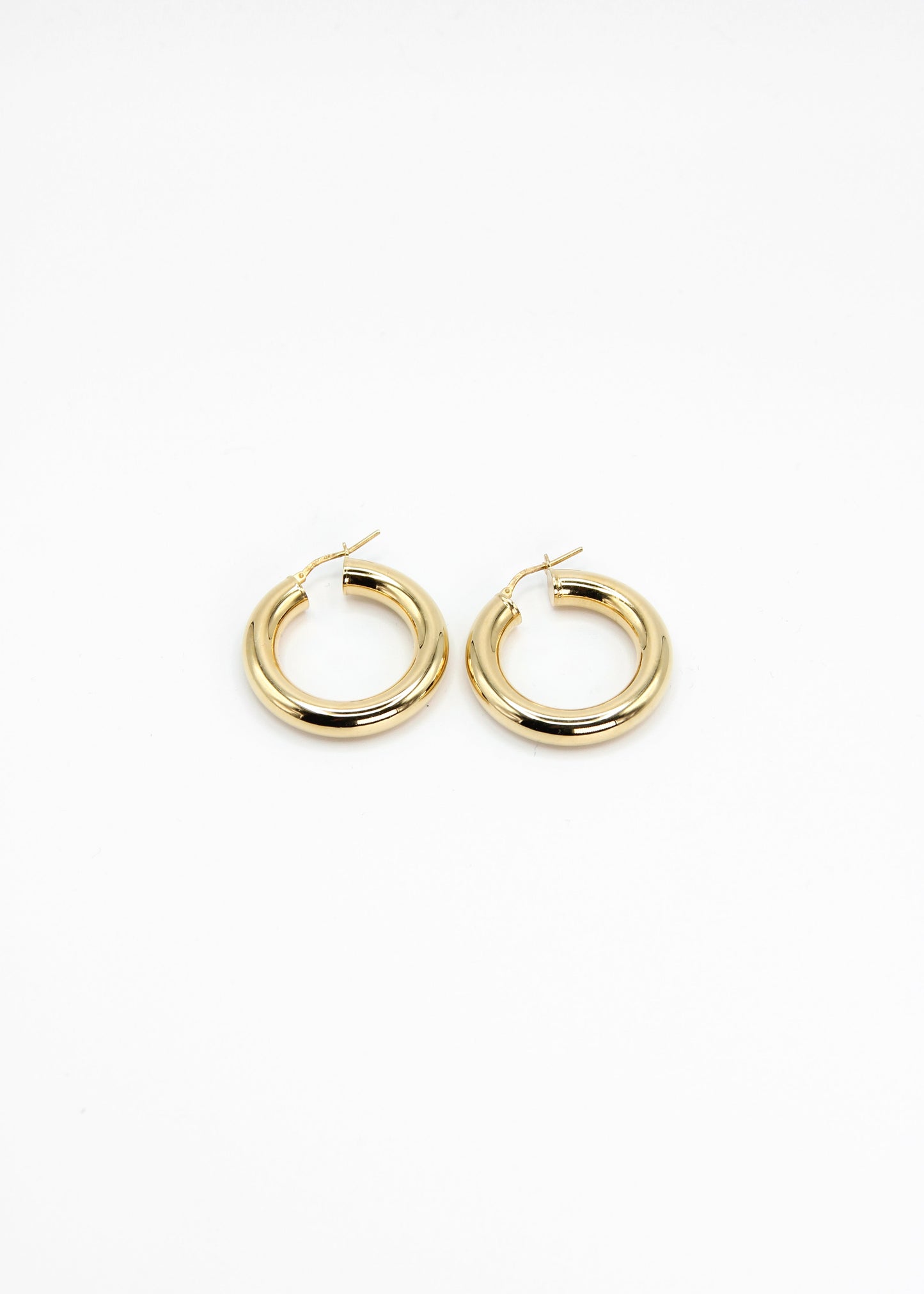 Orecchini a cerchio bombato grande in argento 925 nickel free, leggeri e luminosi, con chiusura a forcella, design moderno ed elegante da donna.