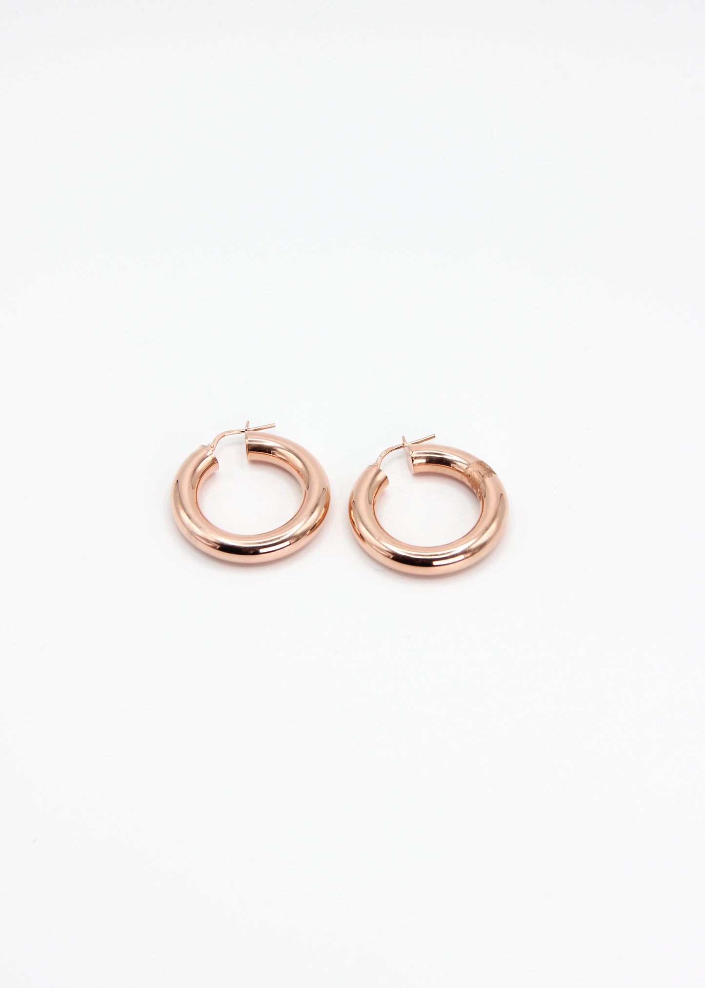 Orecchini a cerchio bombato grande in argento 925 nickel free, leggeri e luminosi, con chiusura a forcella, design moderno ed elegante da donna.