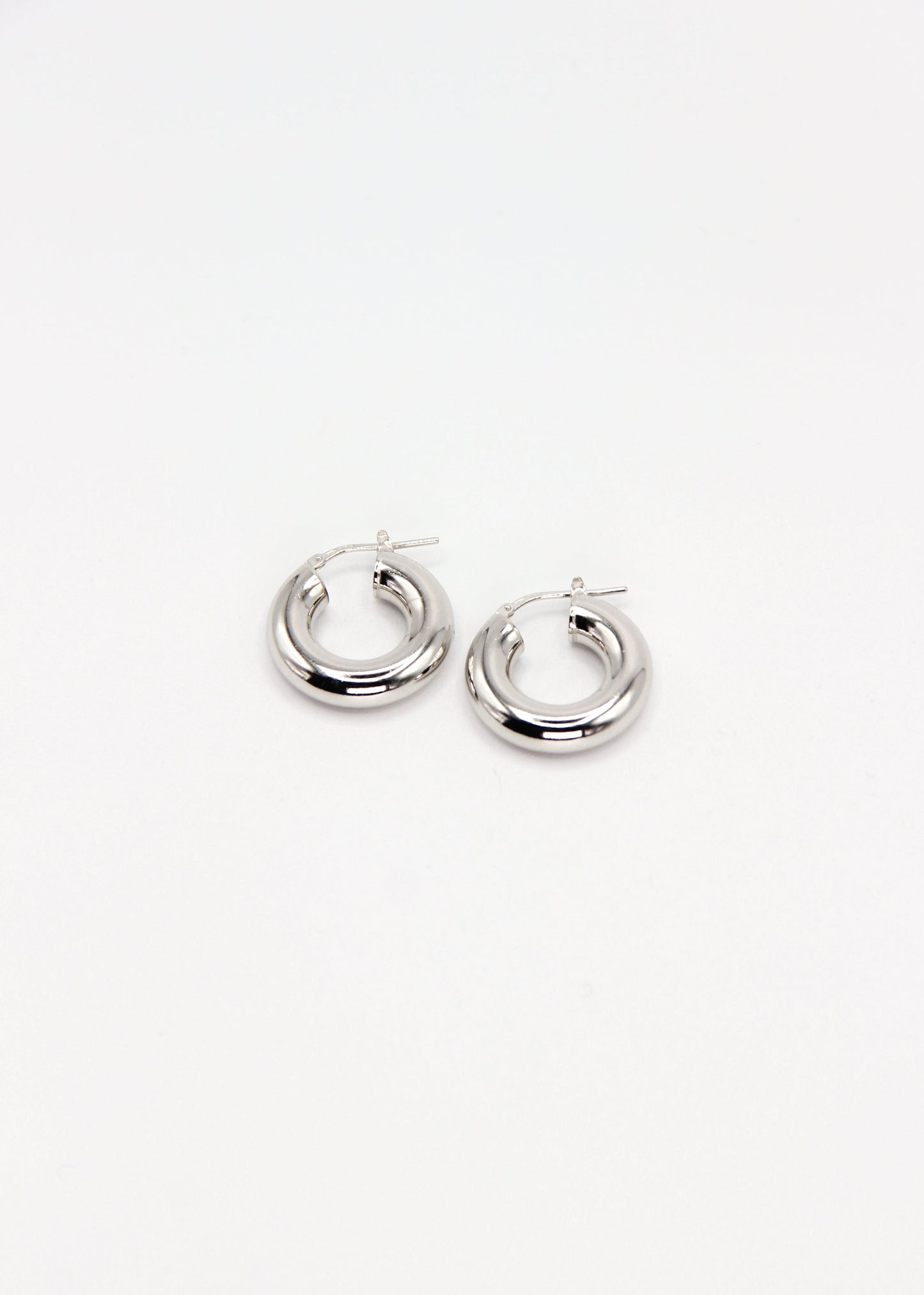Orecchini a cerchio bombato medio in argento 925 nickel free, leggeri e luminosi, con chiusura a forcella, design moderno ed elegante da donna.