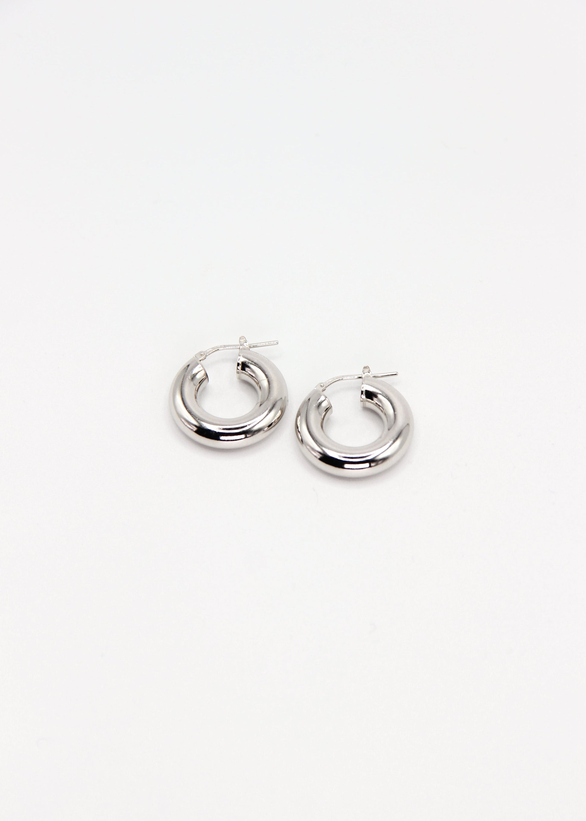 Orecchini a cerchio bombato medio in argento 925 nickel free, leggeri e luminosi, con chiusura a forcella, design moderno ed elegante da donna.