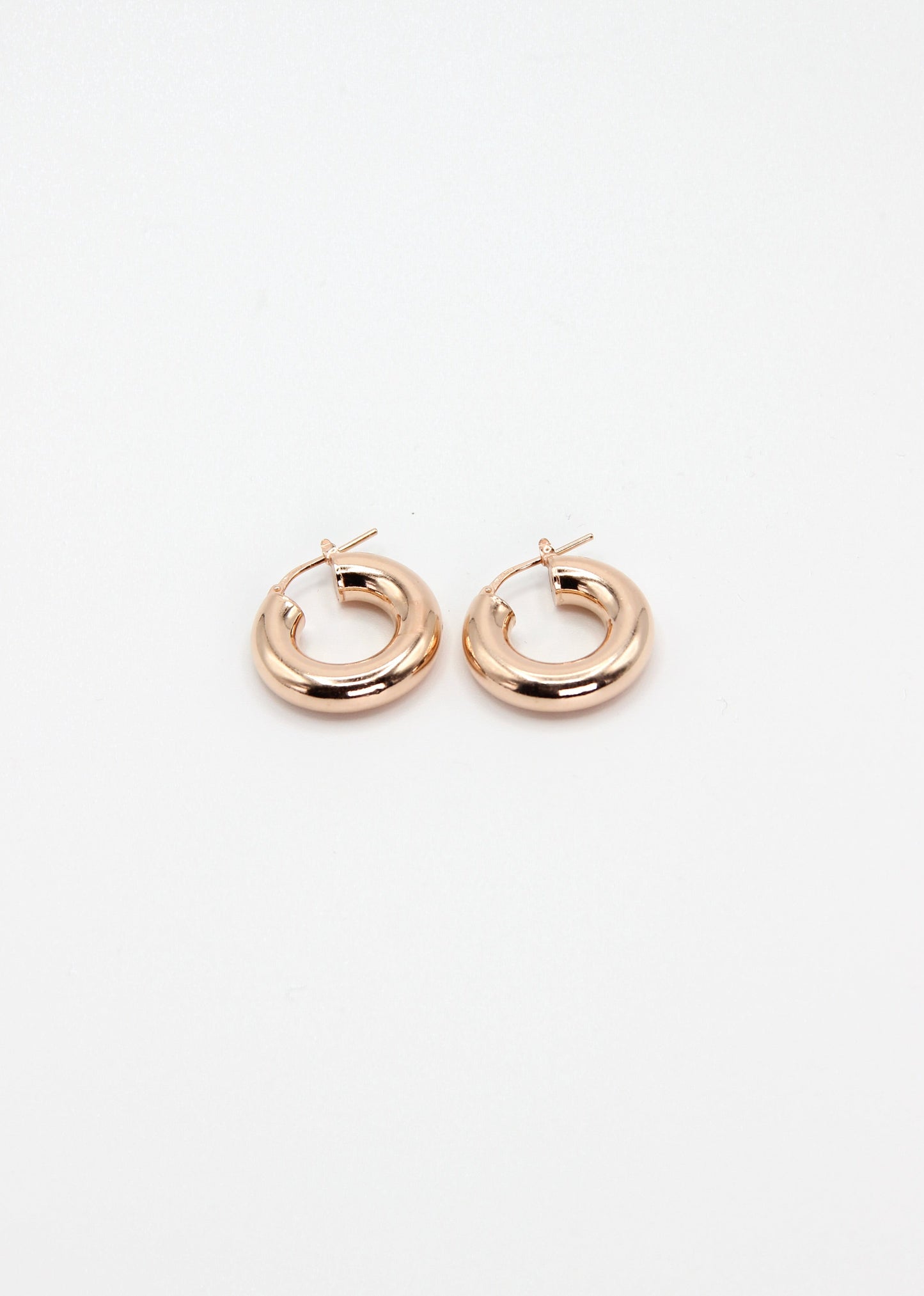 Orecchini a cerchio bombato medio in argento 925 nickel free, leggeri e luminosi, con chiusura a forcella, design moderno ed elegante da donna.