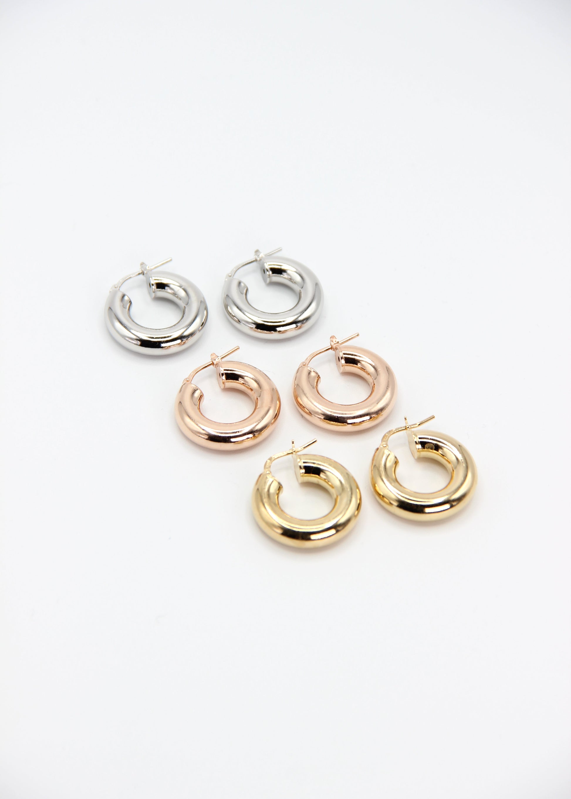 Orecchini a cerchio bombato medio in argento 925 nickel free, leggeri e luminosi, con chiusura a forcella, design moderno ed elegante da donna.
