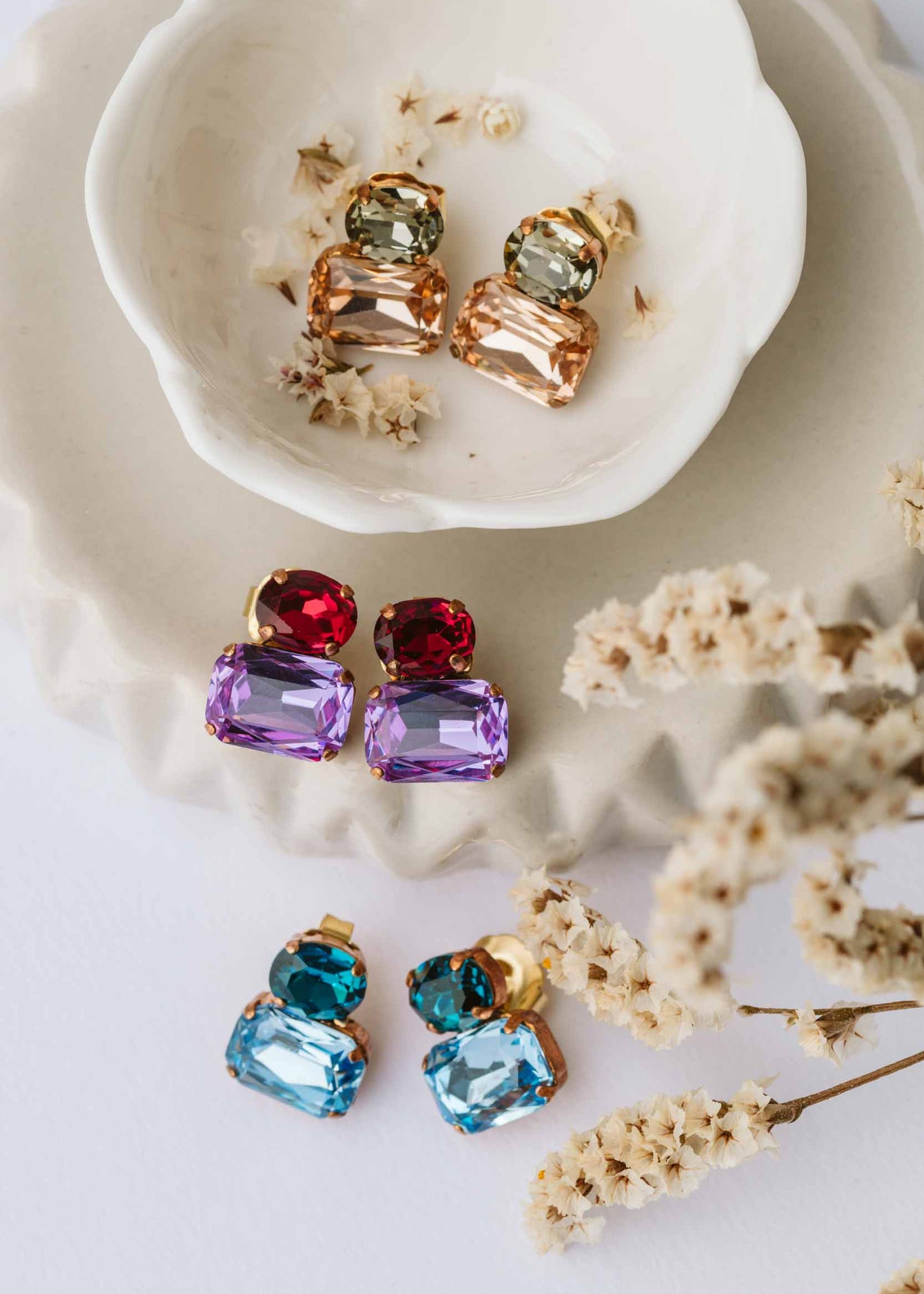 Orecchini Confetti Laura Sciunnach in argento 925 fatti a mano, piccoli e leggeri (3 g), design contemporaneo con dettagli colorati, chiusura a perno con farfallina, gioielli artigianali made in Italy personalizzabili.