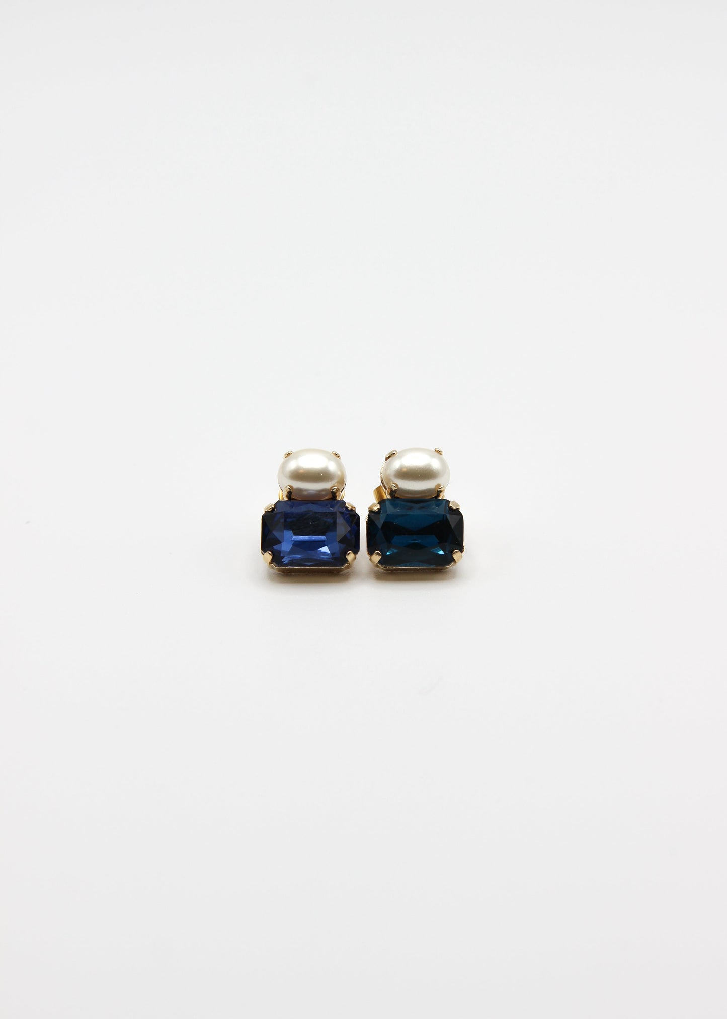 Orecchini Confetti con Perla di Laura Sciunnach, fatti a mano con pietre colorate e dettagli dorati.