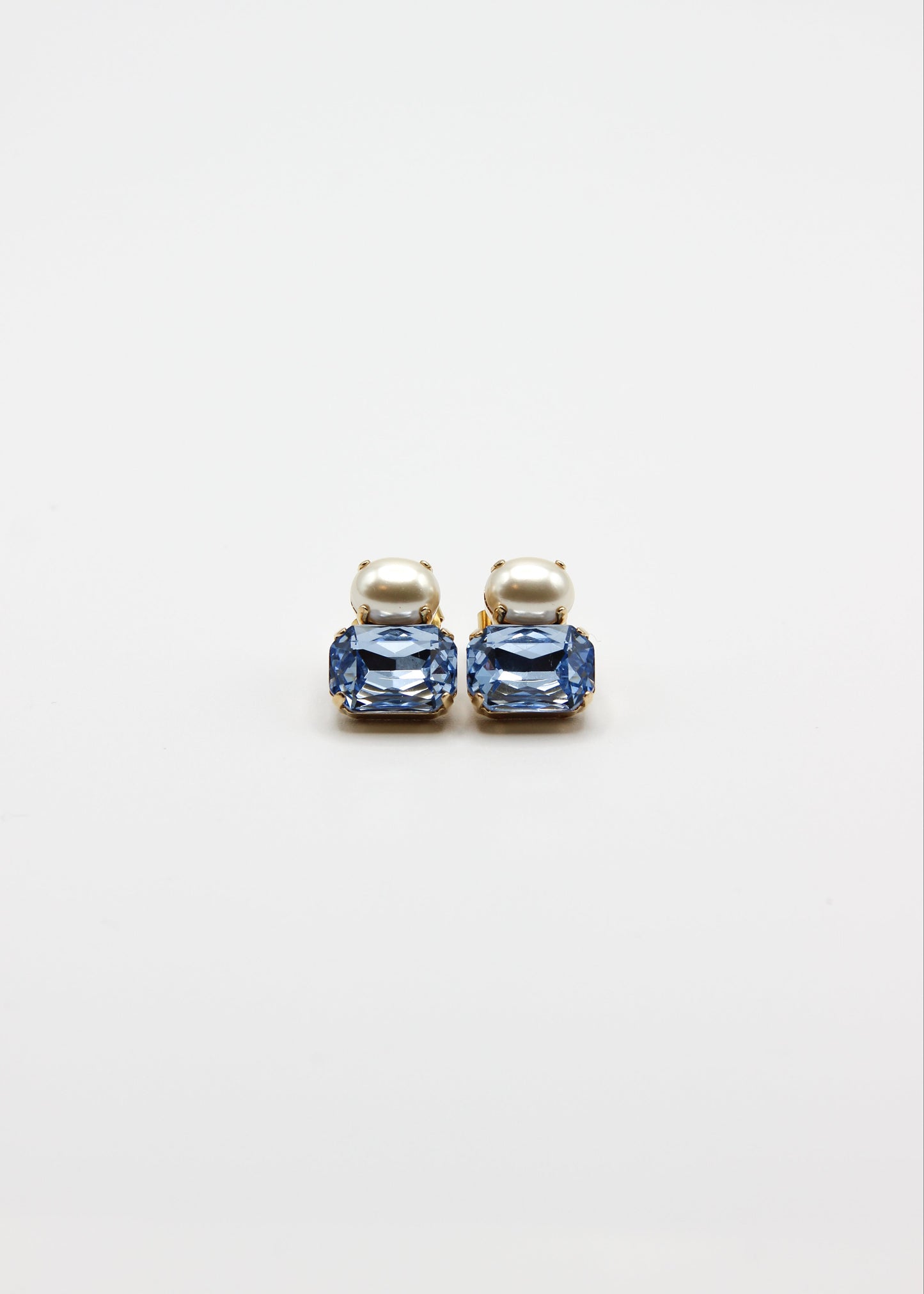 Gioielli artigianali Laura Sciunnach: orecchini con perla e zircone, eleganti e personalizzabili.