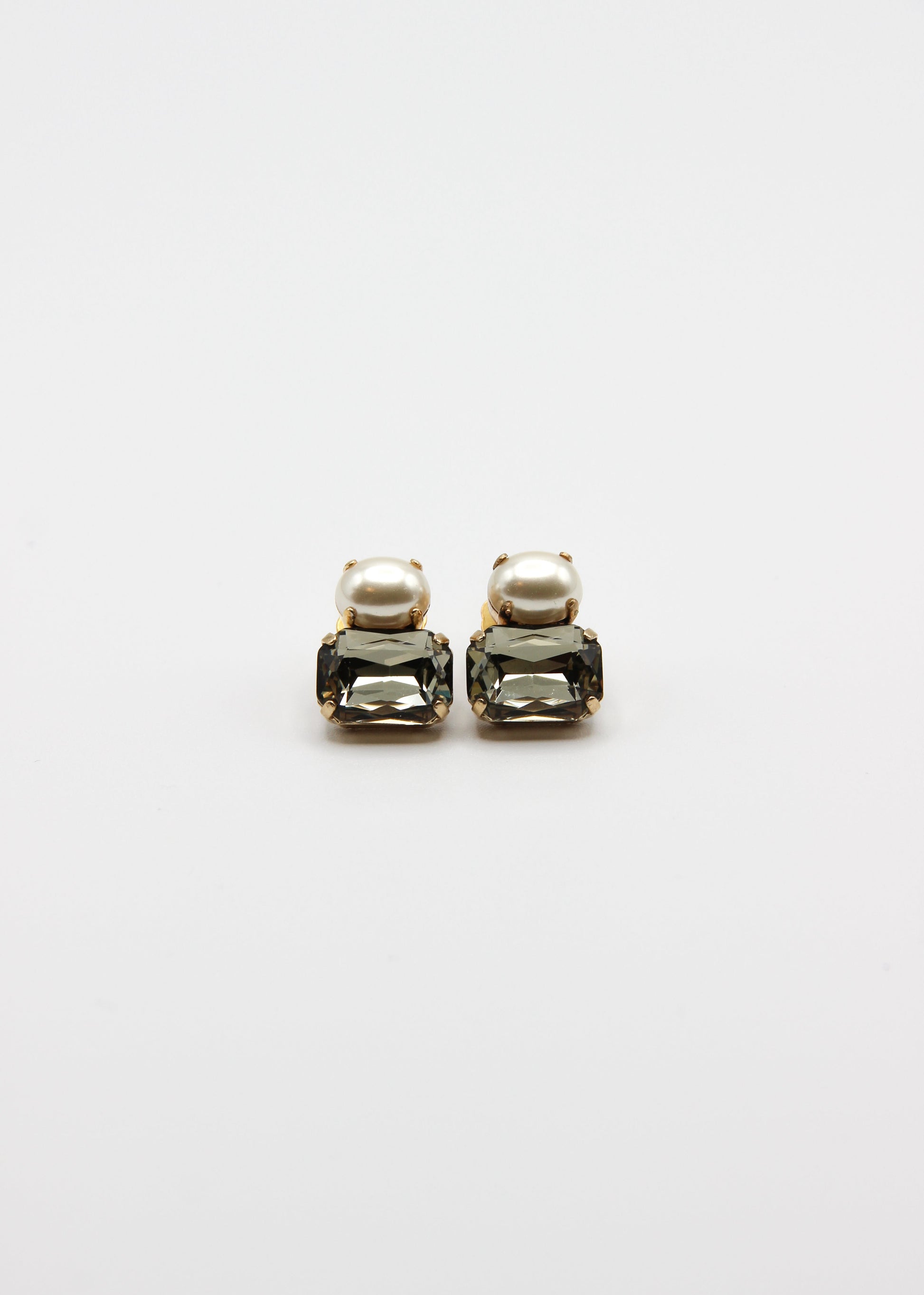 Dettaglio orecchini con perla e zircone multicolore, collezione Confetti Laura Sciunnach.