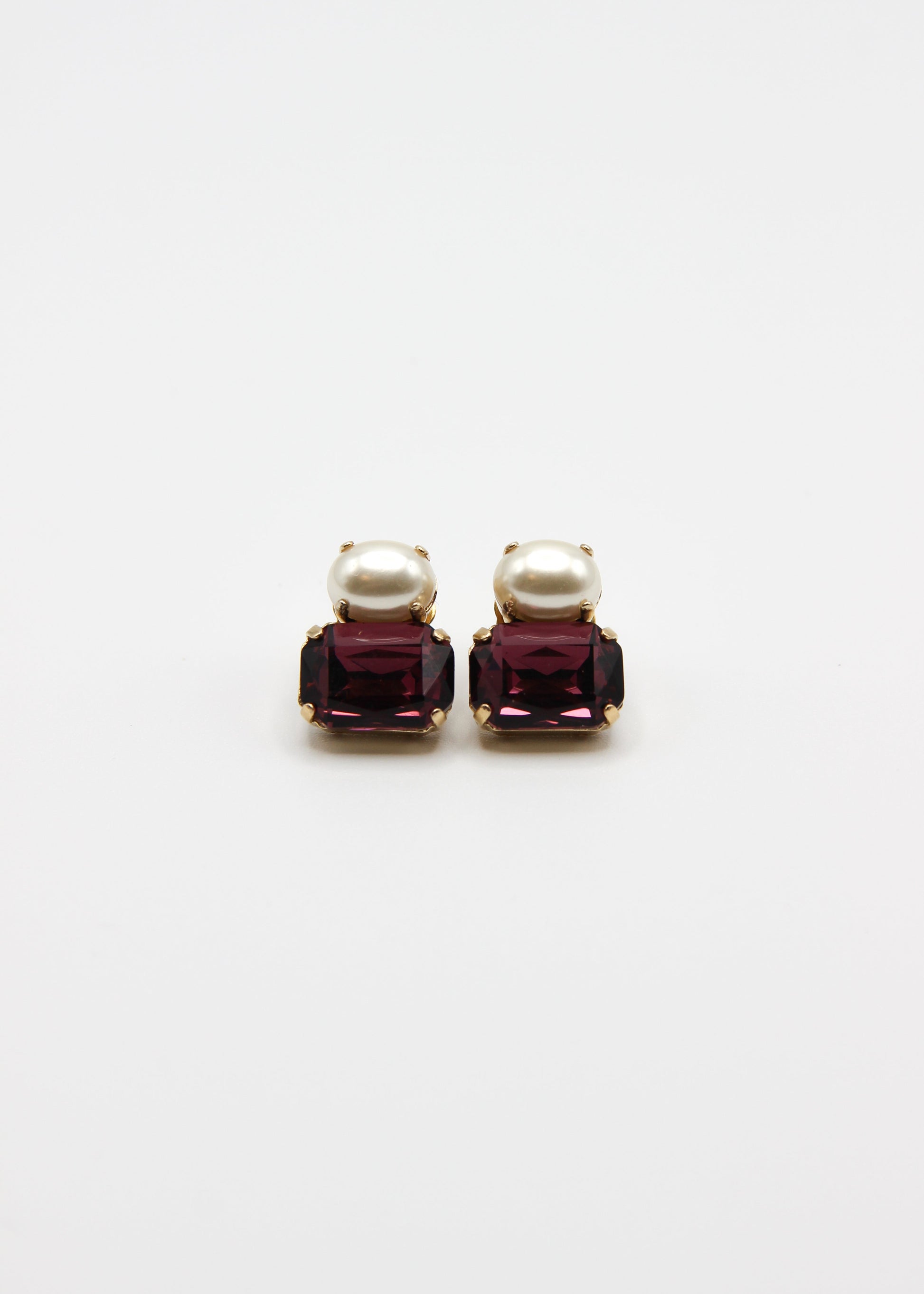 Dettaglio orecchini con perla e zircone multicolore, collezione Confetti Laura Sciunnach.