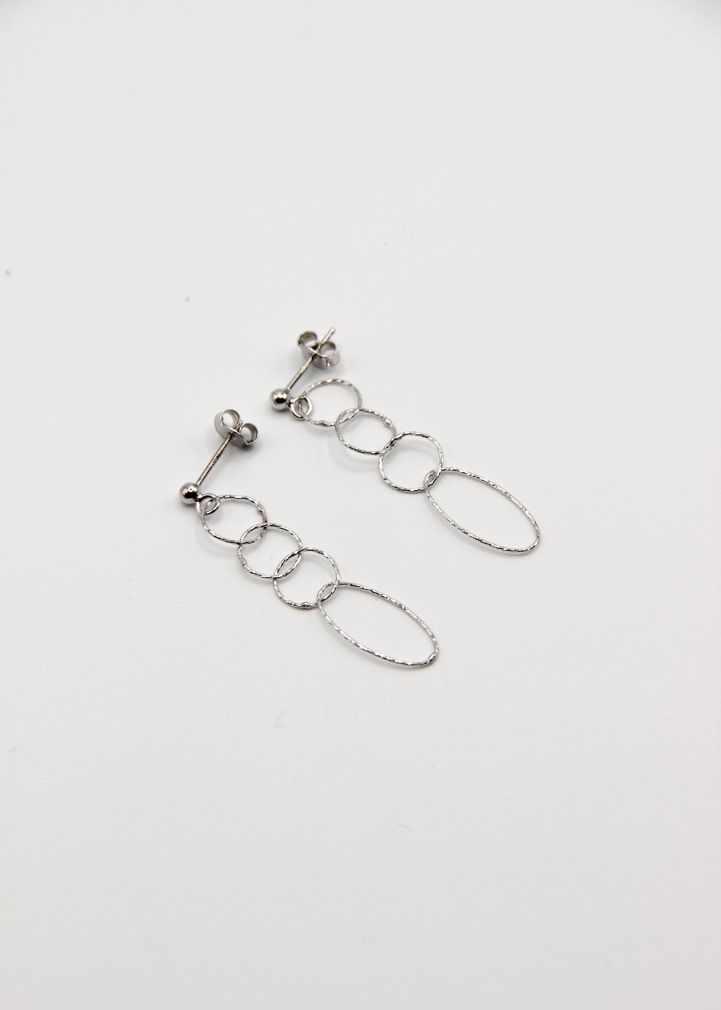 Orecchini Intreccio di Laura Sciunnach, pendenti con chiusura a perno, fili a maglie irregolari in argento 925, oro giallo o oro rosa, 4,5 cm, eleganti e leggeri, ideali da indossare da soli o abbinati ad altri gioielli.