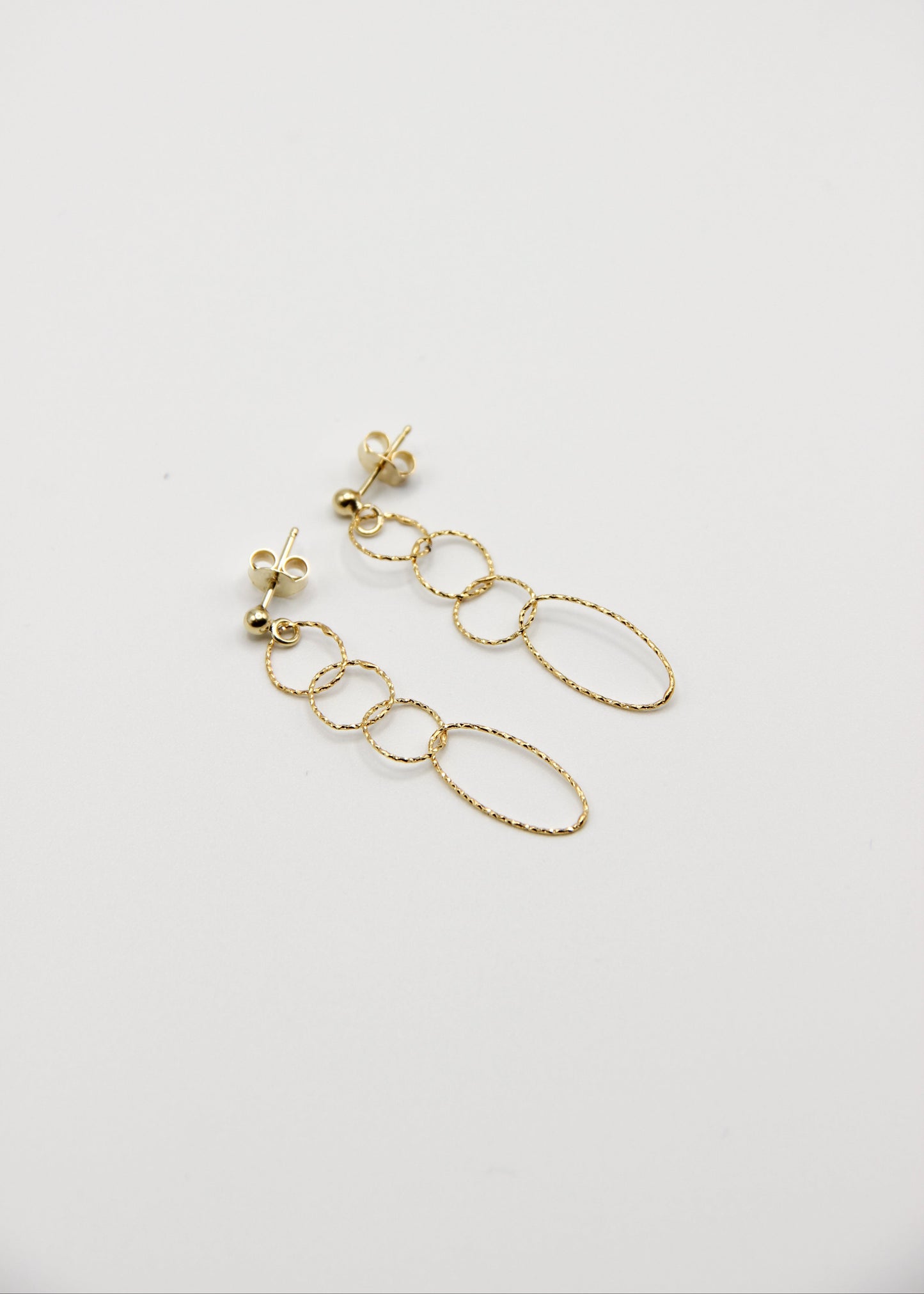 Orecchini Intreccio di Laura Sciunnach, pendenti con chiusura a perno, fili a maglie irregolari in argento 925, oro giallo o oro rosa, 4,5 cm, eleganti e leggeri, ideali da indossare da soli o abbinati ad altri gioielli.