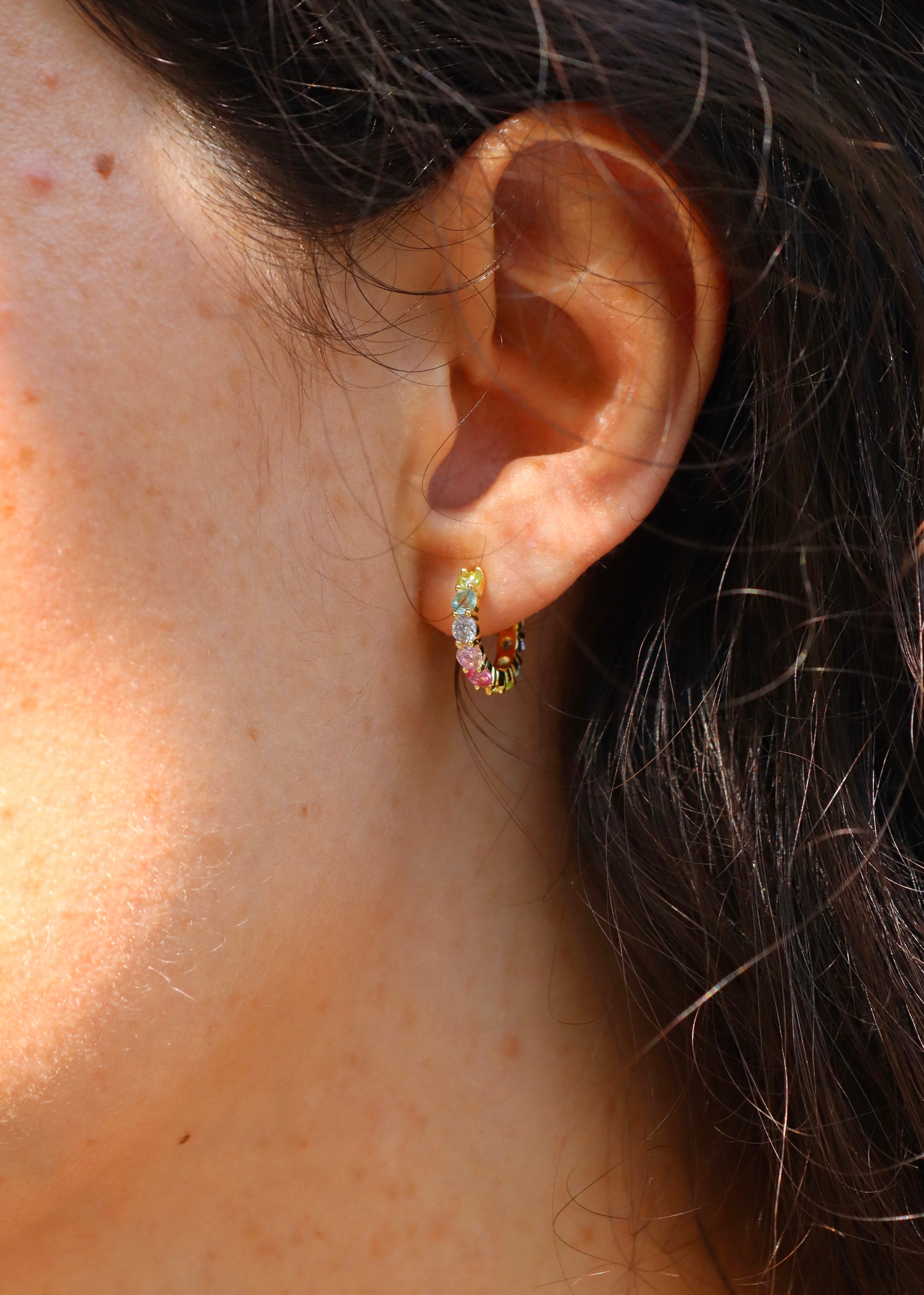 Orecchini hoop in argento con zirconi multicolor, cerchi luminosi dal design elegante con pietre colorate, disponibili in finitura argento, oro e oro rosa, diametro 1,5 cm.