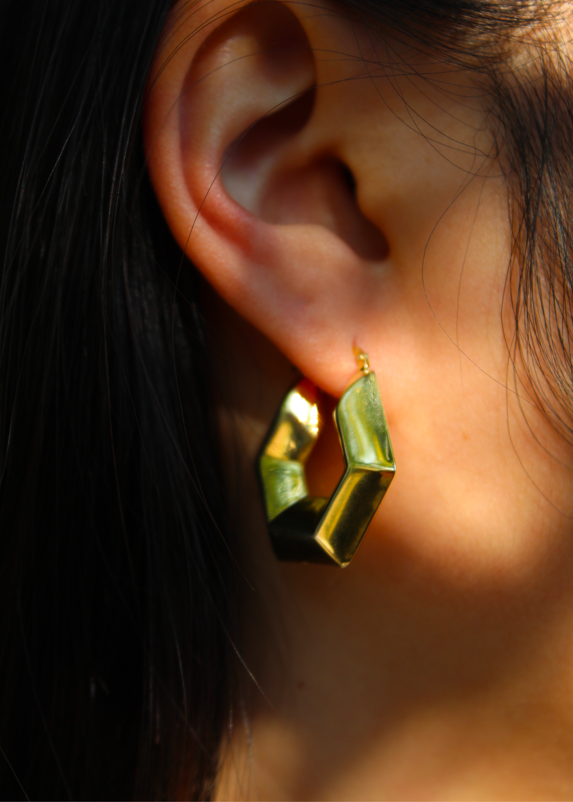 Orecchino chunky a forma esagonale in argento 925 placcato oro giallo, dal design audace e geometrico. Presenta una chiusura a baionetta per una vestibilità sicura. Diametro di 3 cm, ideale per un look elegante e moderno.