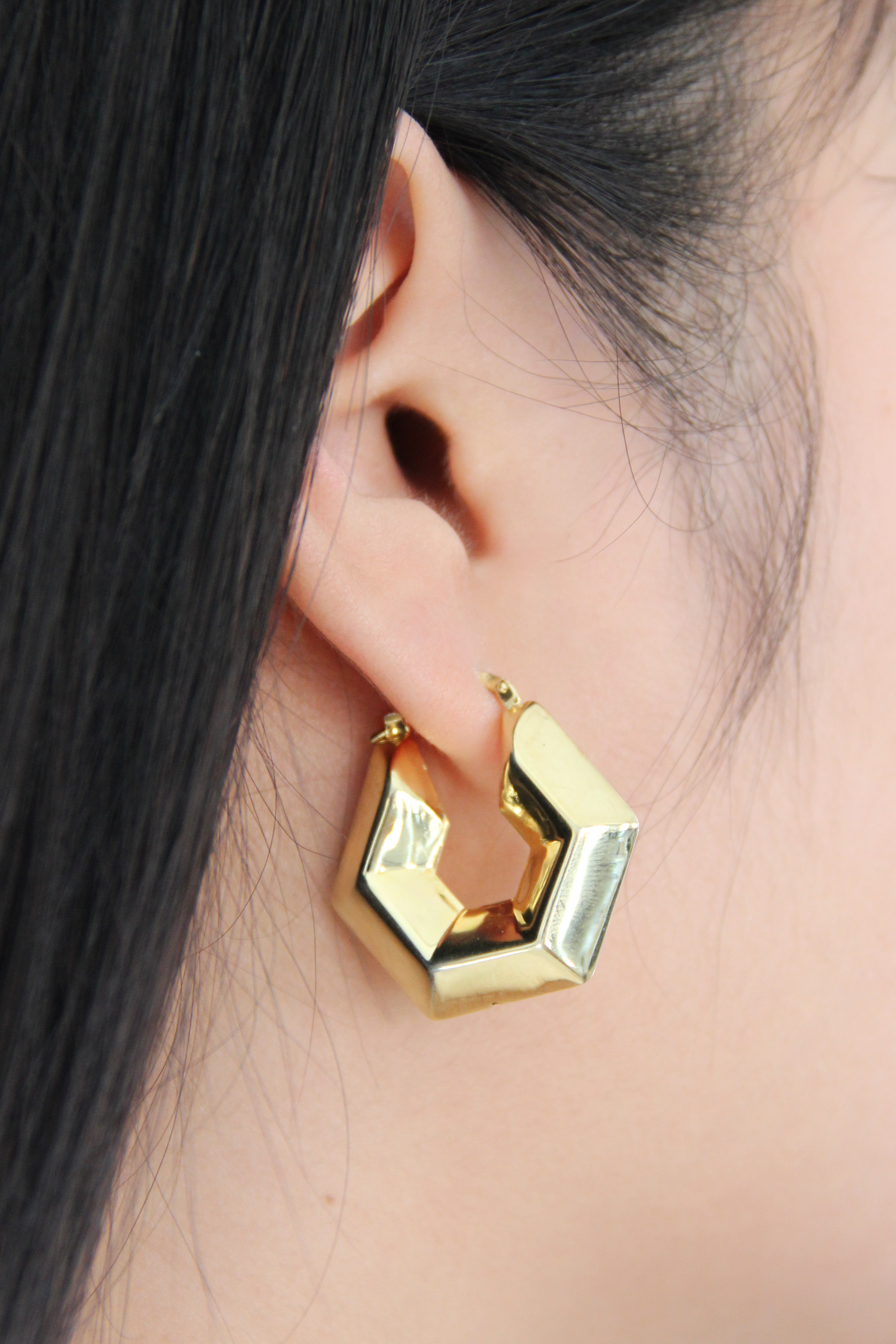 Orecchino chunky a forma esagonale in argento 925 placcato oro giallo, dal design audace e geometrico. Presenta una chiusura a baionetta per una vestibilità sicura. Diametro di 3 cm, ideale per un look elegante e moderno.