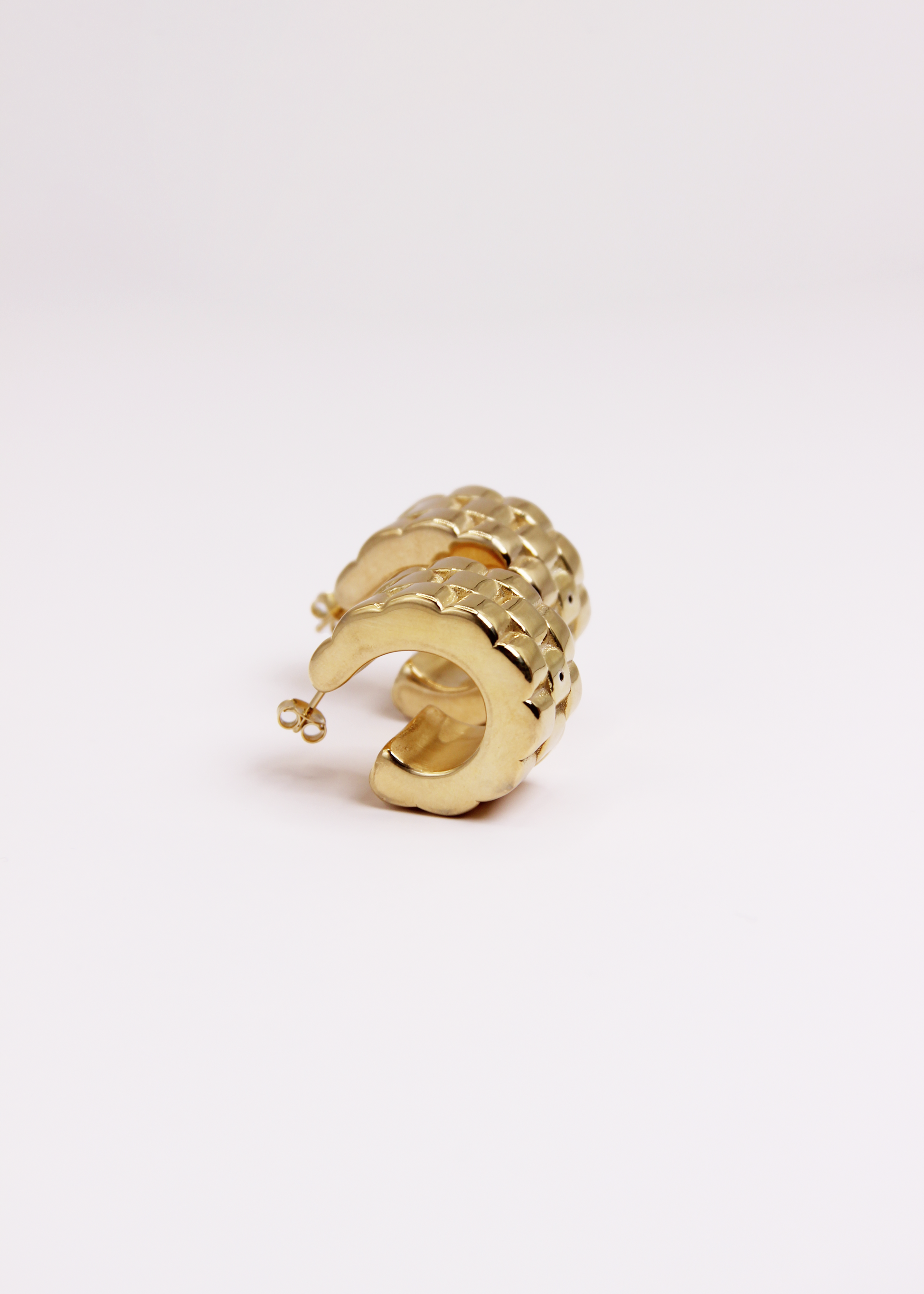 Orecchino chunky a cerchio con elegante trama jubilee, realizzato in argento 925 placcato oro giallo. Presenta una chiusura a perno per una vestibilità sicura. Il diametro esterno è di 2,5 cm, perfetto per aggiungere un tocco di stile e raffinatezza al tuo look.