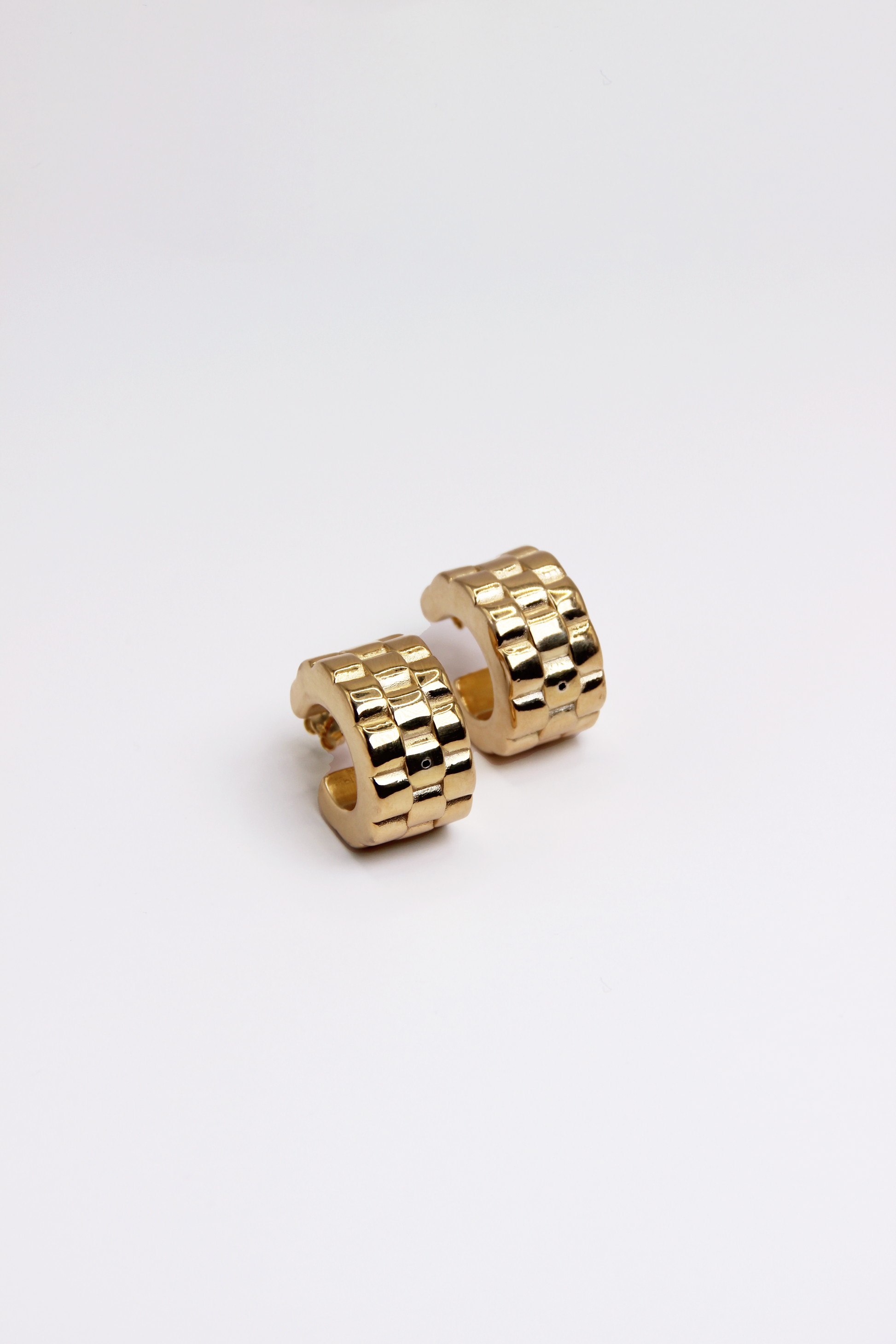 Orecchino chunky a cerchio con elegante trama jubilee, realizzato in argento 925 placcato oro giallo. Presenta una chiusura a perno per una vestibilità sicura. Il diametro esterno è di 2,5 cm, perfetto per aggiungere un tocco di stile e raffinatezza al tuo look.