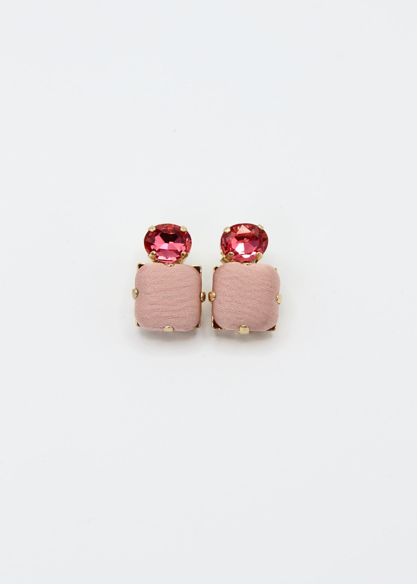 Orecchini rosa eleganti fatti a mano da Laura Sciunnach Bijoux, modello Metropolitan Siviglia con bottone quadrato in stoffa rosa cipria e cristallo ovale rosa ciclamino, design geometrico leggero e raffinato.