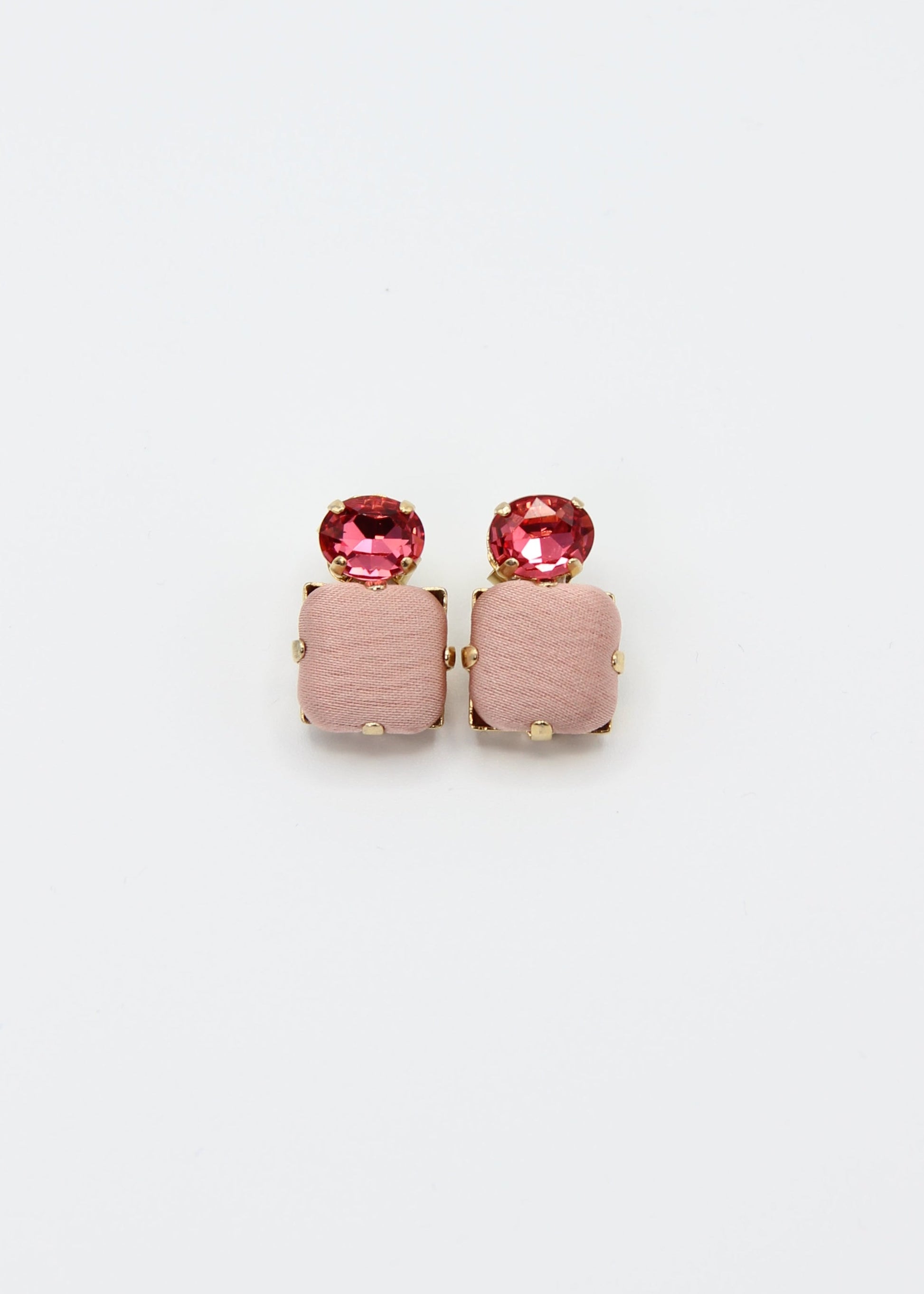 Orecchini rosa eleganti fatti a mano da Laura Sciunnach Bijoux, modello Metropolitan Siviglia con bottone quadrato in stoffa rosa cipria e cristallo ovale rosa ciclamino, design geometrico leggero e raffinato.