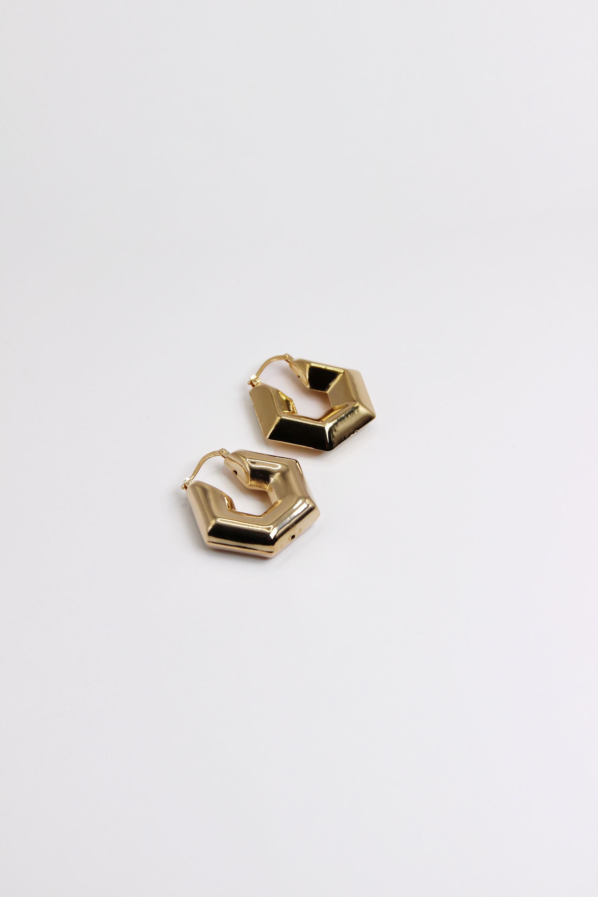 Orecchino chunky a forma esagonale in argento 925 placcato oro giallo, dal design audace e geometrico. Presenta una chiusura a baionetta per una vestibilità sicura. Diametro di 3 cm, ideale per un look elegante e moderno.