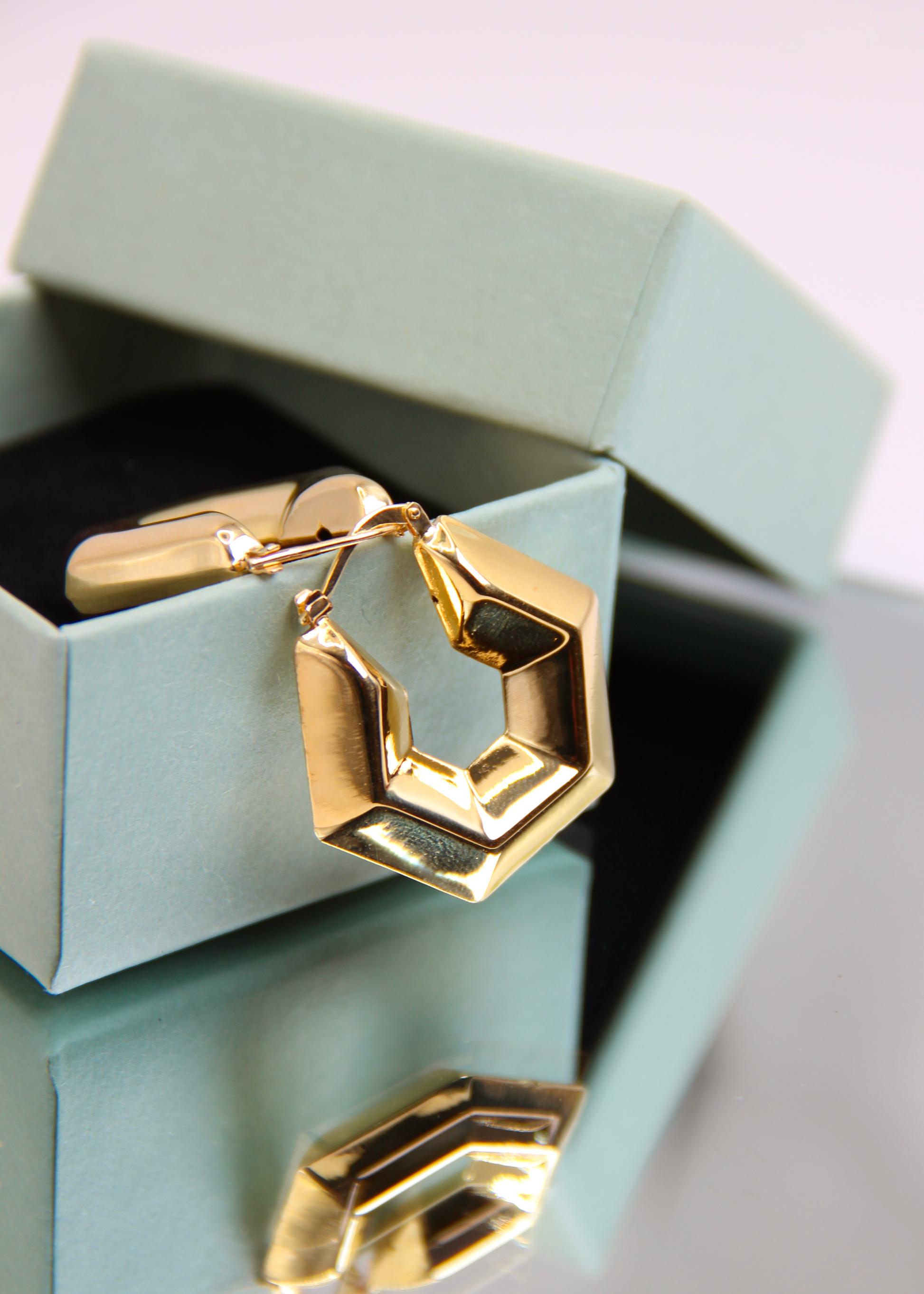 Orecchino chunky a forma esagonale in argento 925 placcato oro giallo, dal design audace e geometrico. Presenta una chiusura a baionetta per una vestibilità sicura. Diametro di 3 cm, ideale per un look elegante e moderno.