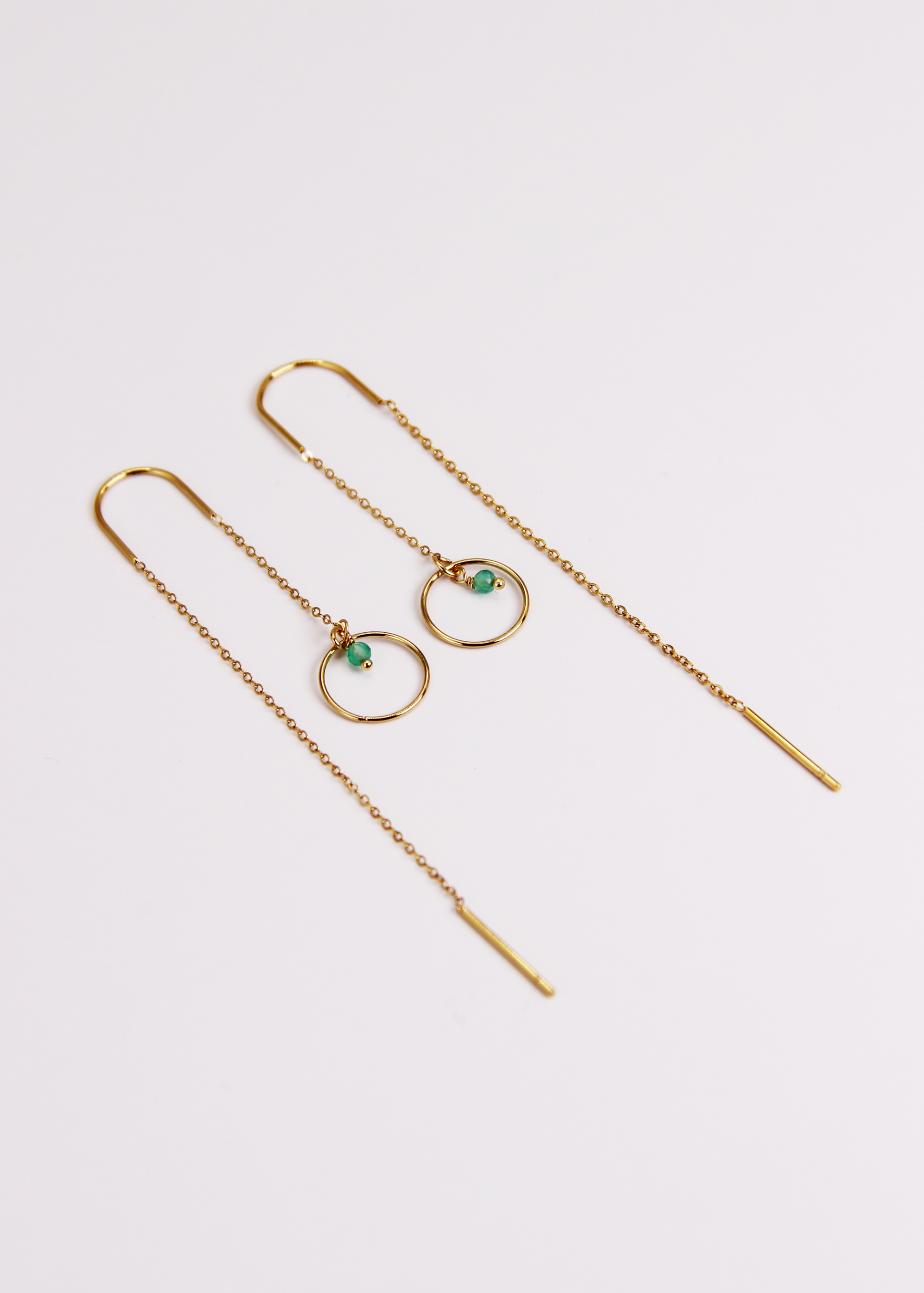 Orecchino saliscendi arco Saturno in acciaio dorato con archetto rigido, catena sottile e ciondolo a cerchio con pietra centrale, design elegante e minimal