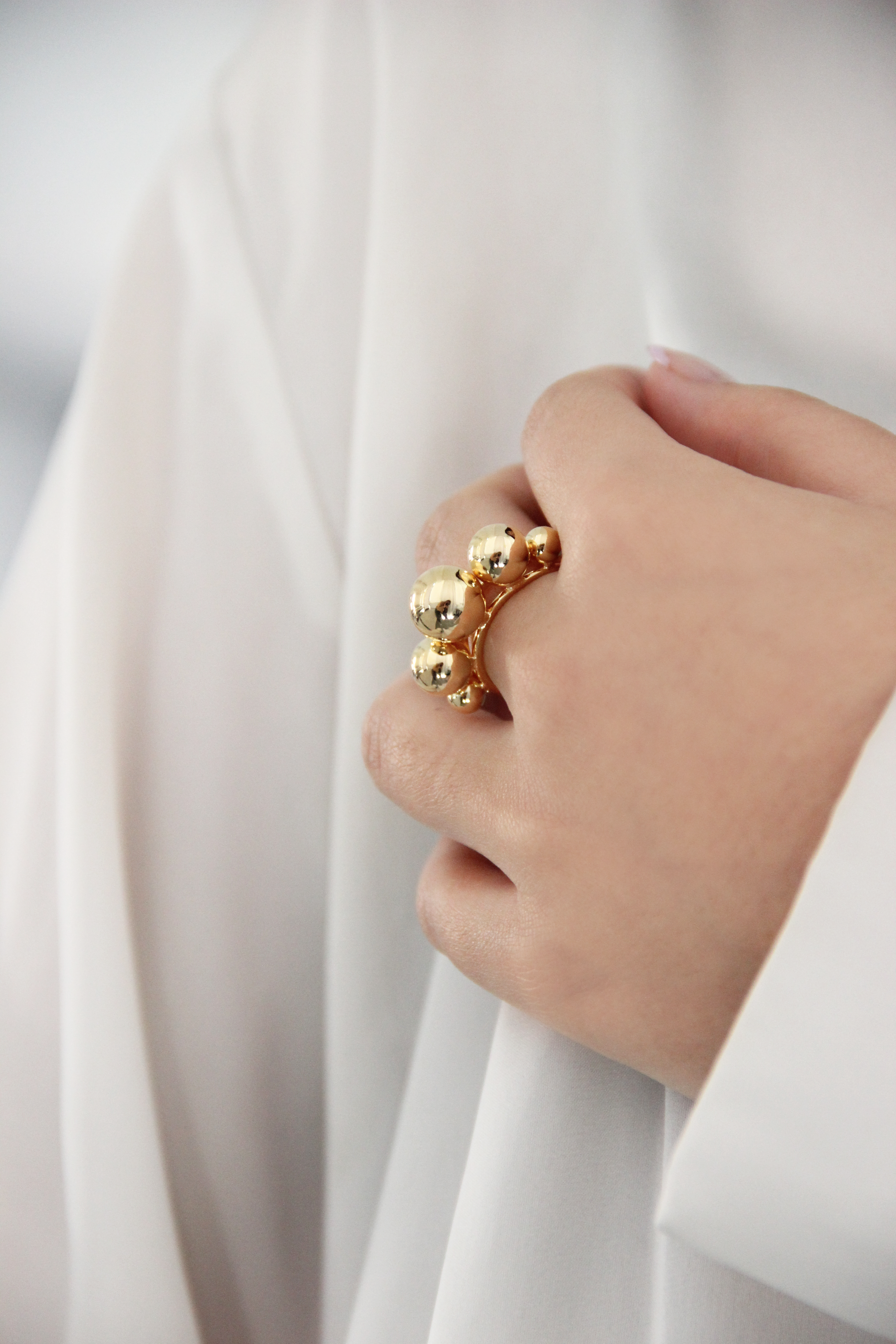 Anello Patrizia chunky in Argento 925 placcato oro, caratterizzato da un design audace con sfere di diverse dimensioni. Aperto e regolabile, offre una vestibilità comoda e personalizzata. Perfetto per aggiungere un tocco di carattere e stile al tuo look.  

Acquista su Laura Sciunnach.