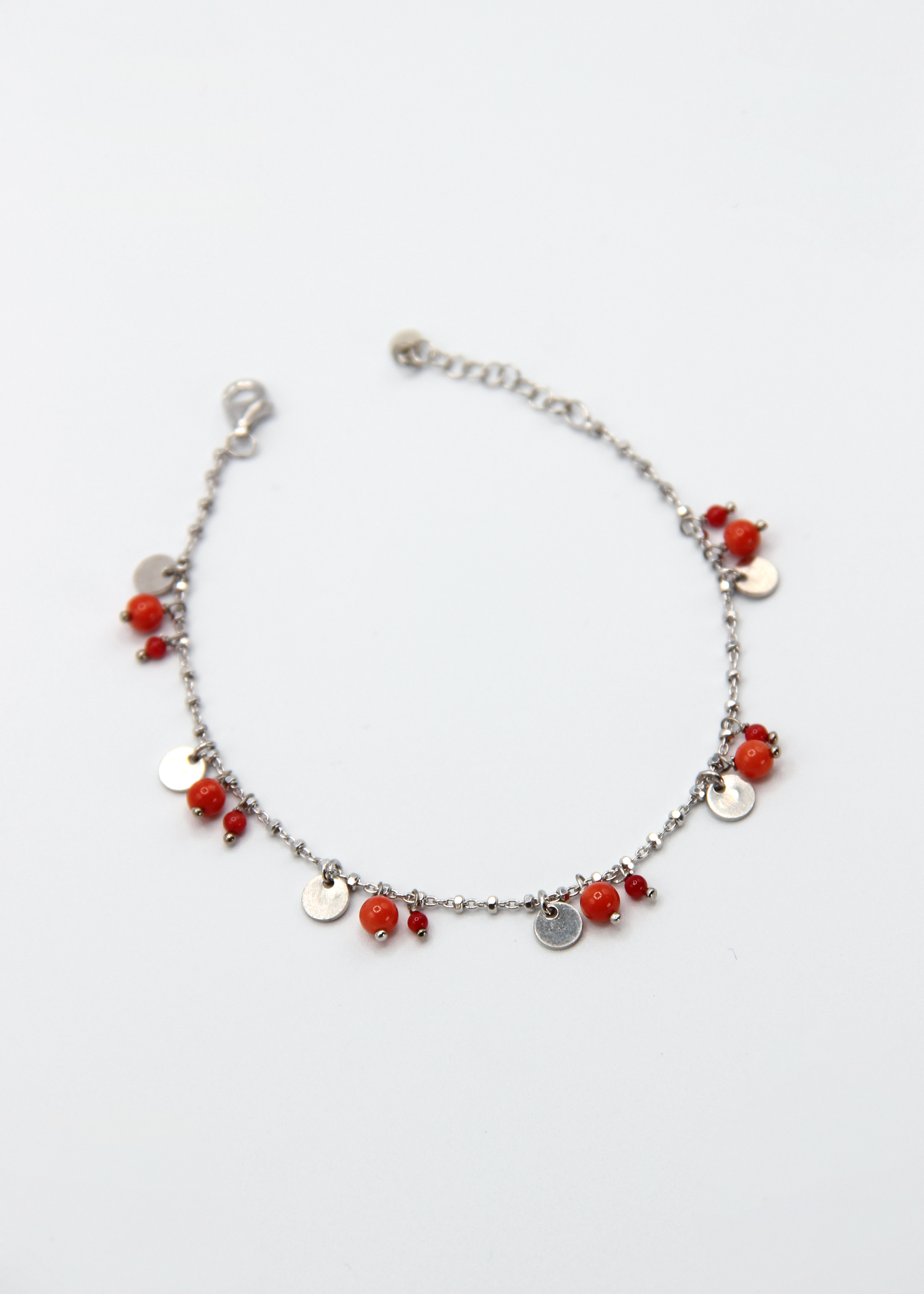 Bracciale Little Princess Summer Edition Laura Sciunnach in argento 925 con corallo naturale e ciondoli rotondi. Gioiello estivo Made in Italy perfetto per outfit casual chic e vacanze al mare.