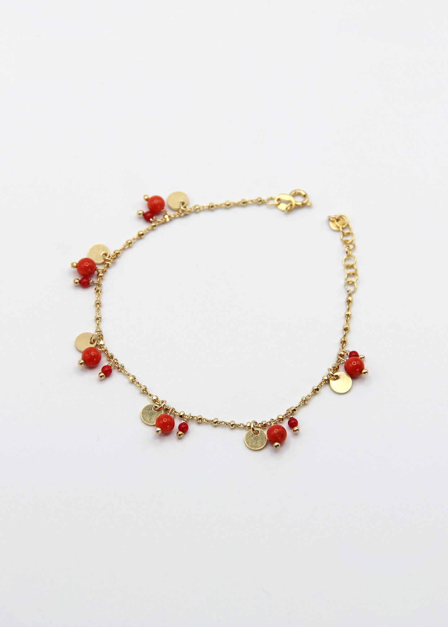 Bracciale Little Princess Summer Edition Laura Sciunnach in argento 925 placcato oro con corallo naturale e ciondoli rotondi. Gioiello artigianale estivo Made in Italy dai colori caldi e luminosi.