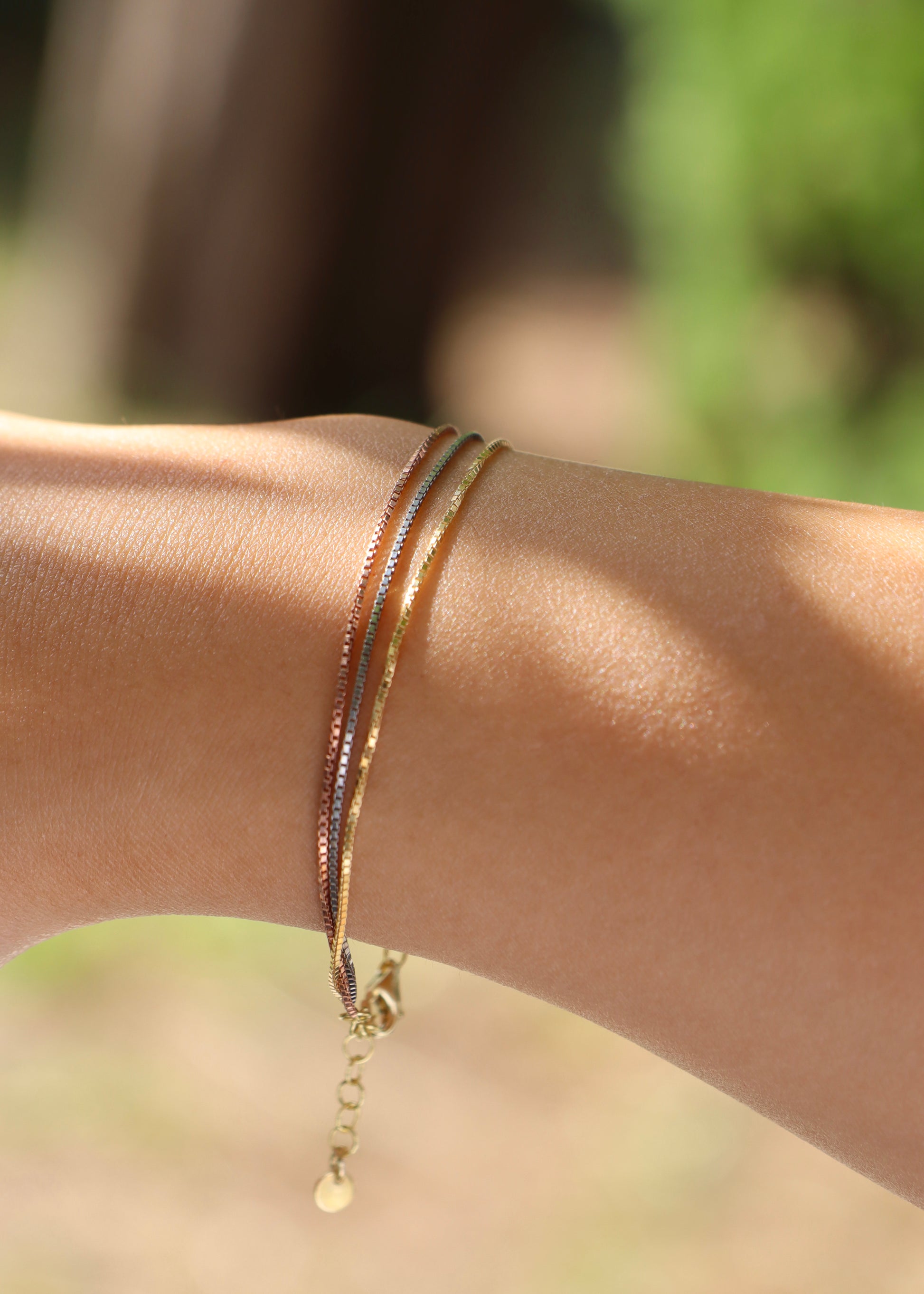 Bracciale Trilogy in argento 925 a tre fili nei tre ori – argento, oro e oro rosa – gioiello elegante, minimal e luminoso Laura Sciunnach.