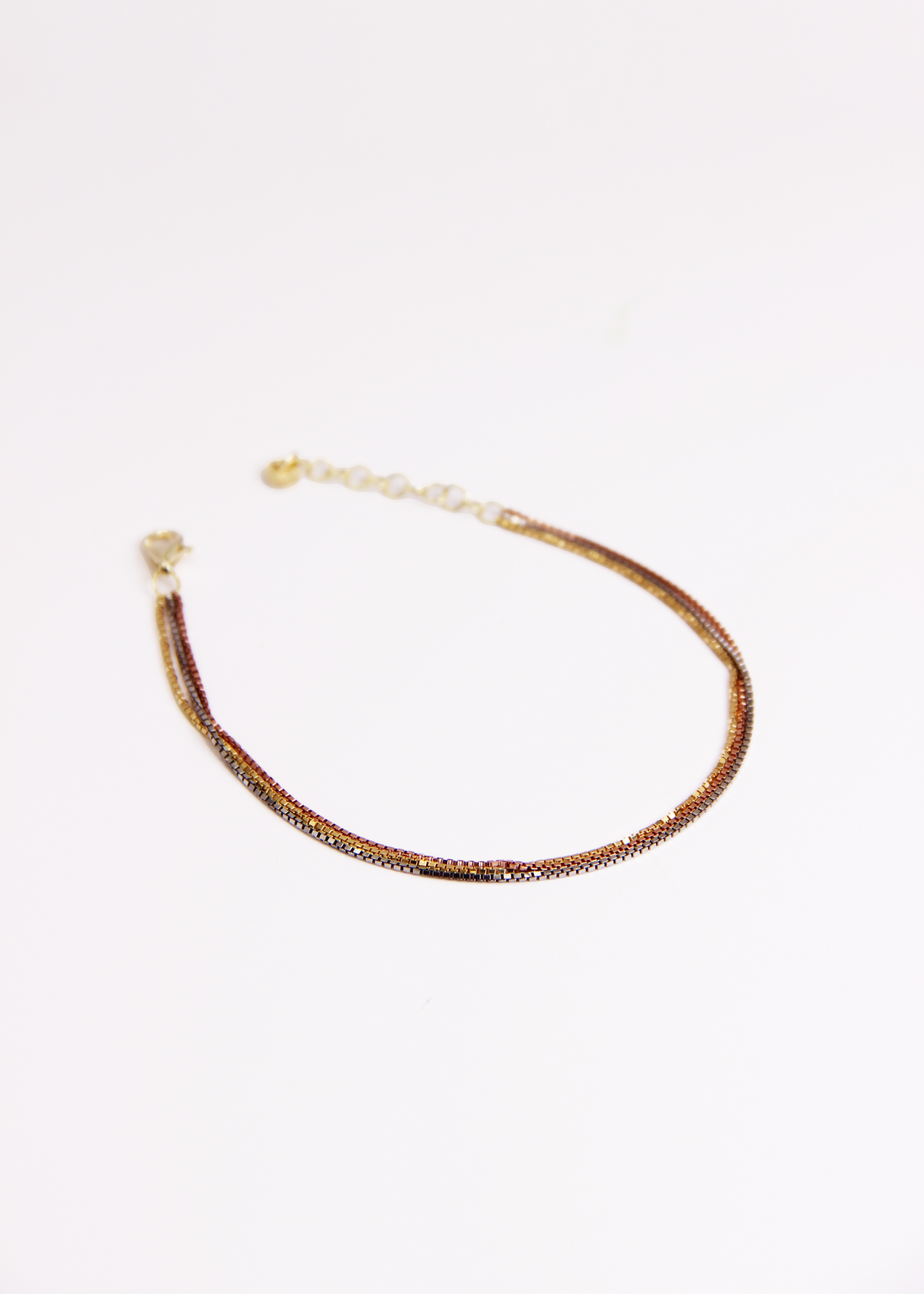 Bracciale Trilogy in argento 925 a tre fili nei tre ori – argento, oro e oro rosa – gioiello elegante, minimal e luminoso Laura Sciunnach.