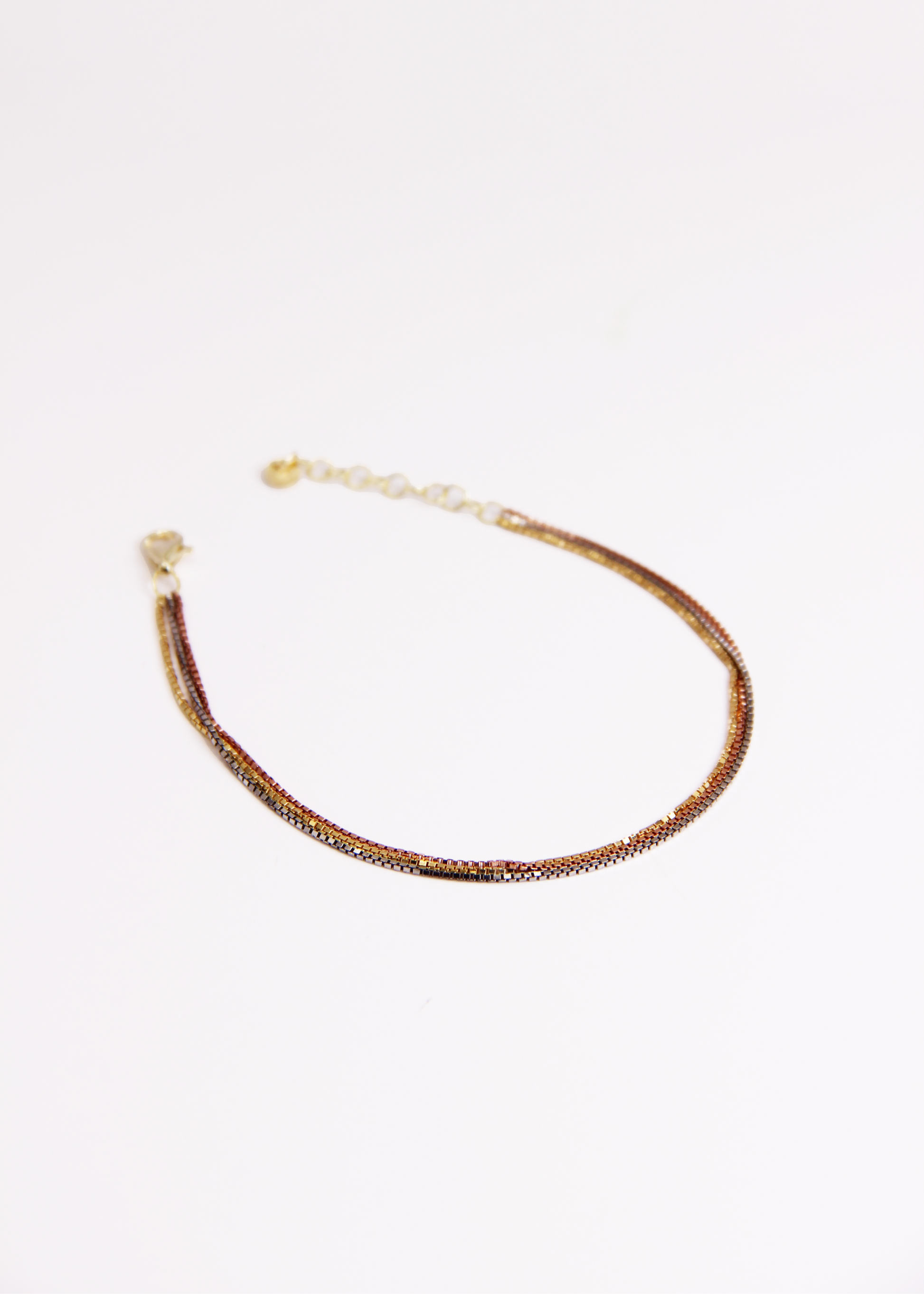 Bracciale Trilogy in argento 925 a tre fili nei tre ori – argento, oro e oro rosa – gioiello elegante, minimal e luminoso Laura Sciunnach.