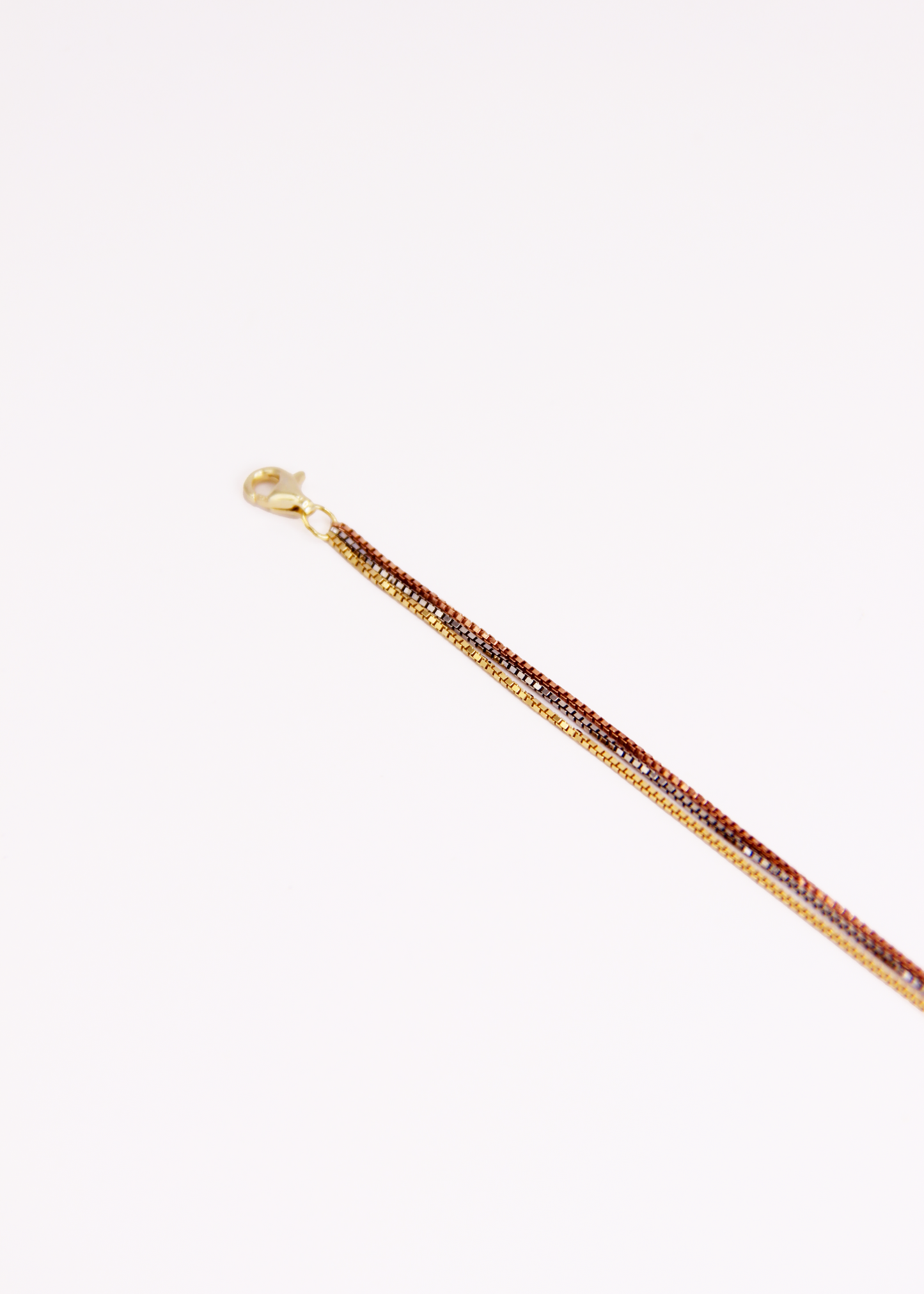 Bracciale Trilogy in argento 925 a tre fili nei tre ori – argento, oro e oro rosa – gioiello elegante, minimal e luminoso Laura Sciunnach.
