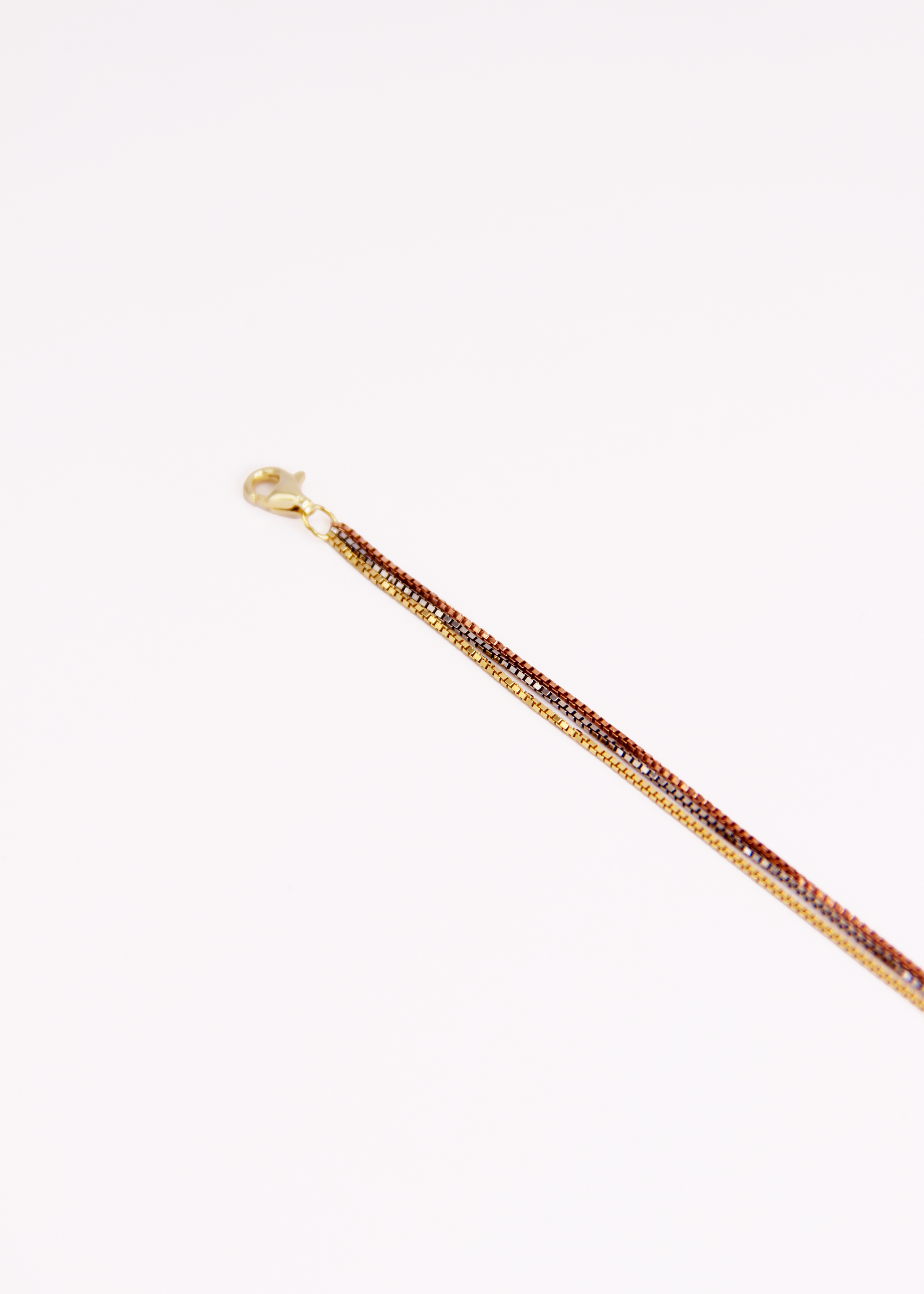 Bracciale Trilogy in argento 925 a tre fili nei tre ori – argento, oro e oro rosa – gioiello elegante, minimal e luminoso Laura Sciunnach.