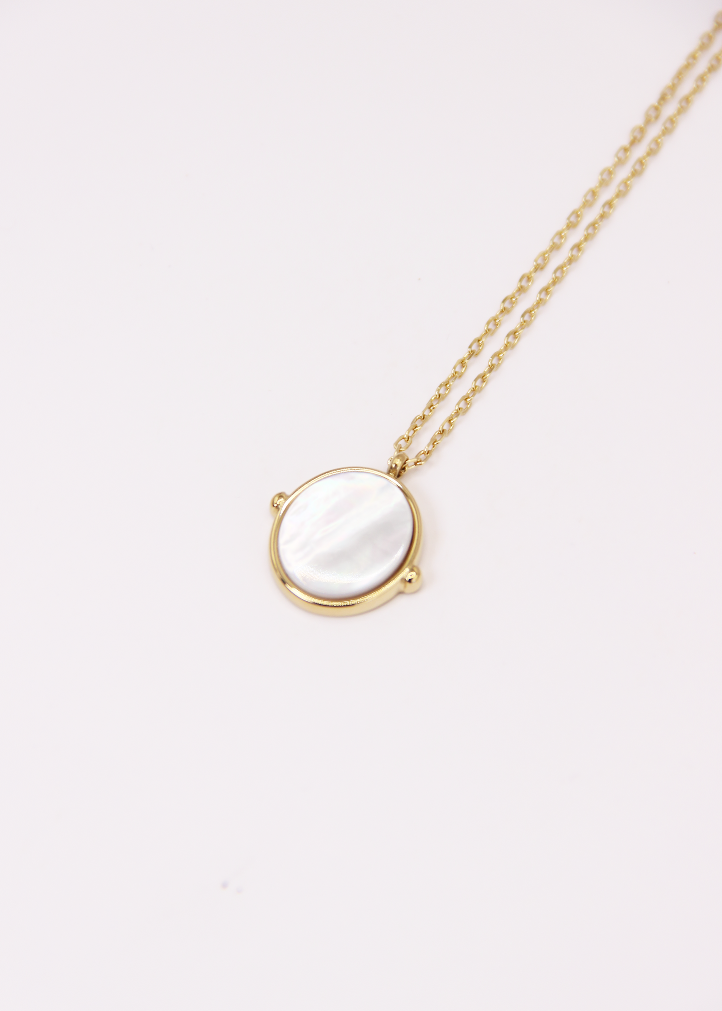 Collana in acciaio placcato oro con ciondolo ovale in pietra dura naturale e catena a maglia rettangolare fine. Disponibile in diversi colori, dal design elegante e senza tempo. Ogni pietra presenta variazioni naturali di colore e venature